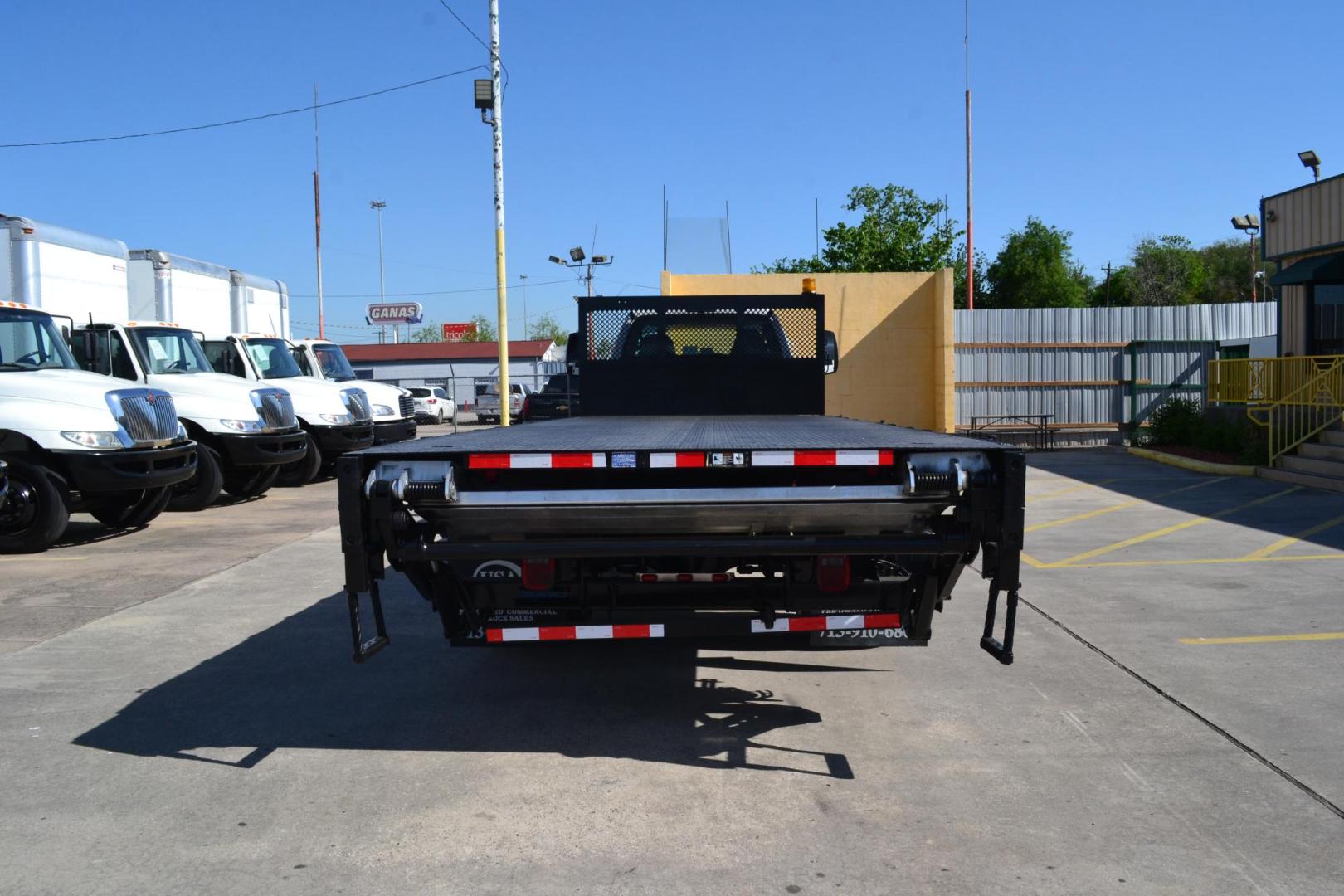 2017 WHITE /GRAY FORD F650 (1FDNF6DC0HD) with an POWERSTROKE 6.7L 325 HP TURBO DIESEL engine, 6 SPD AUTOMATIC transmission, located at 9172 North Fwy, Houston, TX, 77037, (713) 910-6868, 29.887470, -95.411903 - 22 FT FLATBED, 102" WIDE, 26,000 LB GVWR NON CDL, 3,000 LB ALUMINUM LIFT GATE, EXHAUST BRAKE, WHEELBASE: 260", RATIO: 4.10, 47 GALLON FUEL TANK, POWER WINDOWS, LOCKS & MIRRORS , TOOL BOX - Photo#5