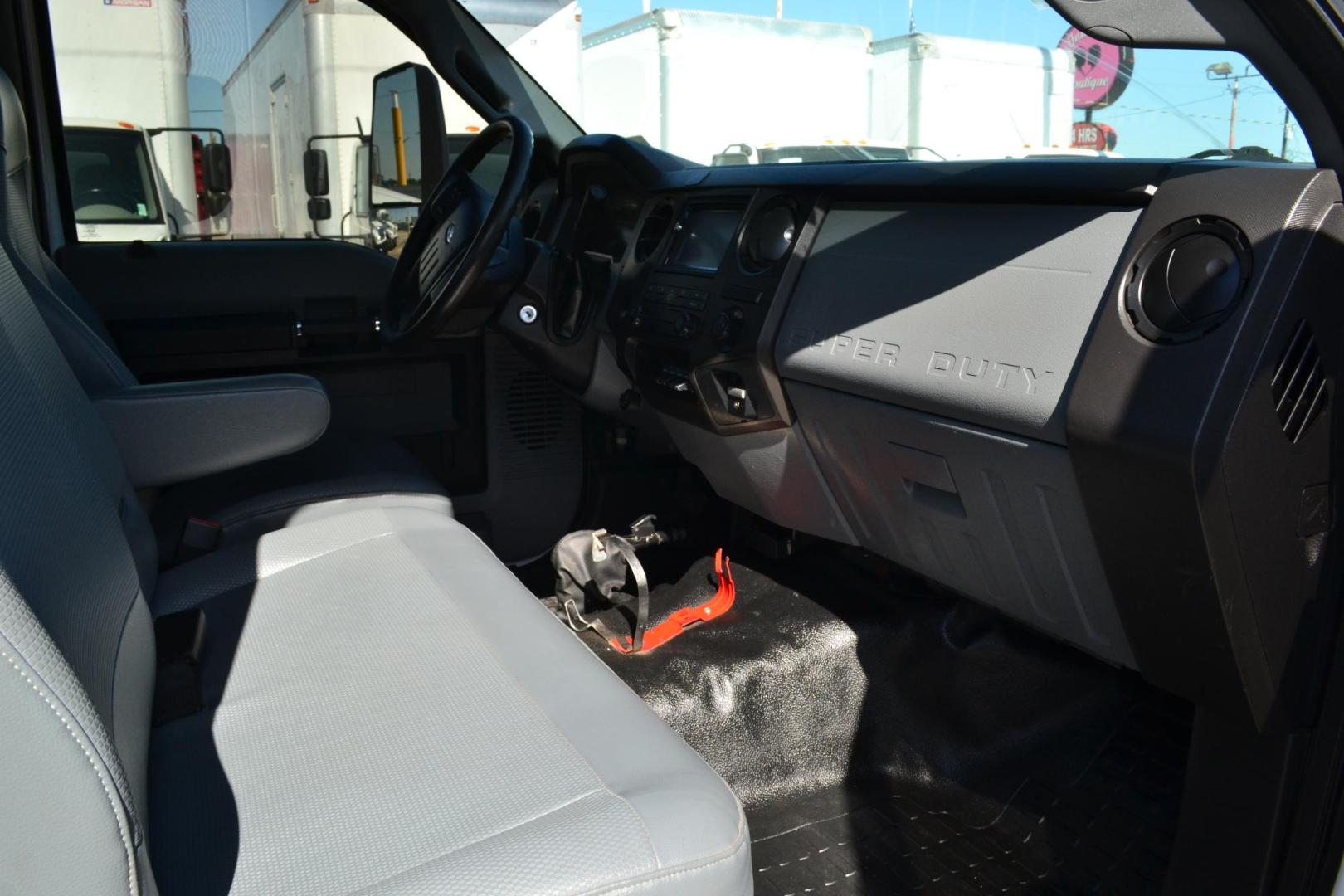 2017 WHITE /GRAY FORD F650 (1FDNF6DC0HD) with an POWERSTROKE 6.7L 325 HP TURBO DIESEL engine, 6 SPD AUTOMATIC transmission, located at 9172 North Fwy, Houston, TX, 77037, (713) 910-6868, 29.887470, -95.411903 - 22 FT FLATBED, 102" WIDE, 26,000 LB GVWR NON CDL, 3,000 LB ALUMINUM LIFT GATE, EXHAUST BRAKE, WHEELBASE: 260", RATIO: 4.10, 47 GALLON FUEL TANK, POWER WINDOWS, LOCKS & MIRRORS , TOOL BOX - Photo#9