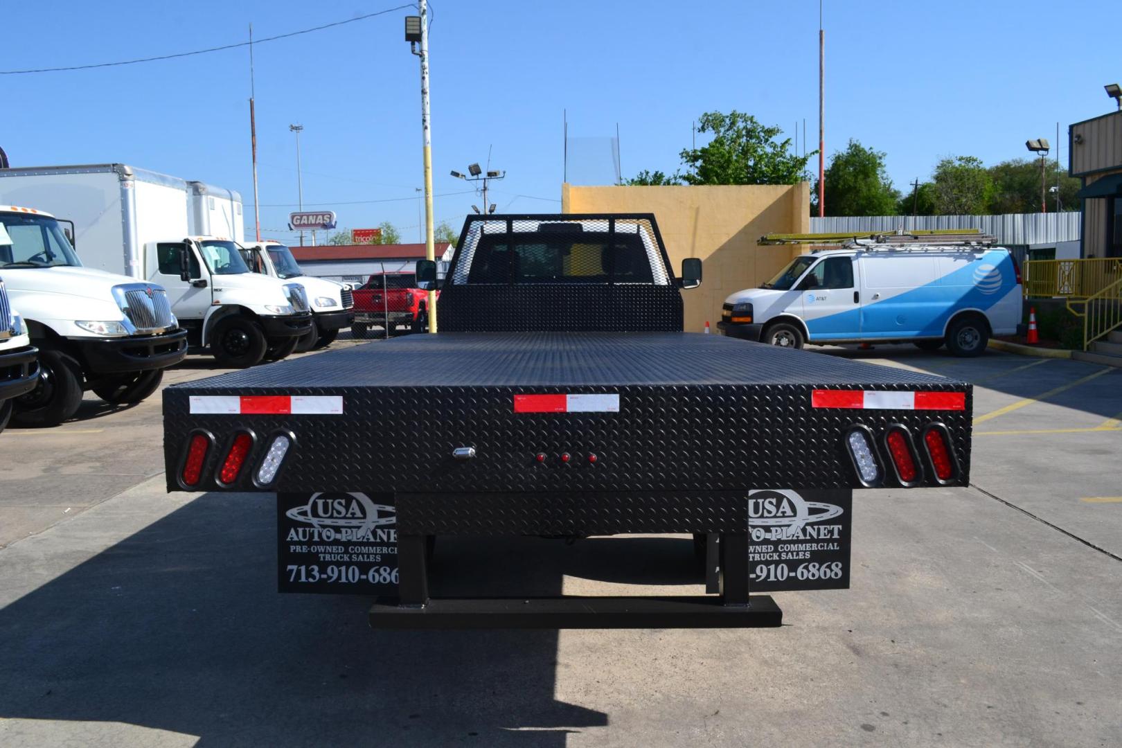 2018 WHITE /BLACK RAM 5500 TRADESMAN (3C7WRMDL1JG) with an CUMMINS 6.7L TURBO DIESEL engine, AISIN A465 6SPD AUTOMATIC transmission, located at 9172 North Fwy, Houston, TX, 77037, (713) 910-6868, 29.887470, -95.411903 - 19,5000 LB GVWR, 16 FT FLATBED X 96" WIDE, EXHAUST BRAKE, POWER WINDOWS , LOCKS & MIRRORS, COLD A/C - Photo#5