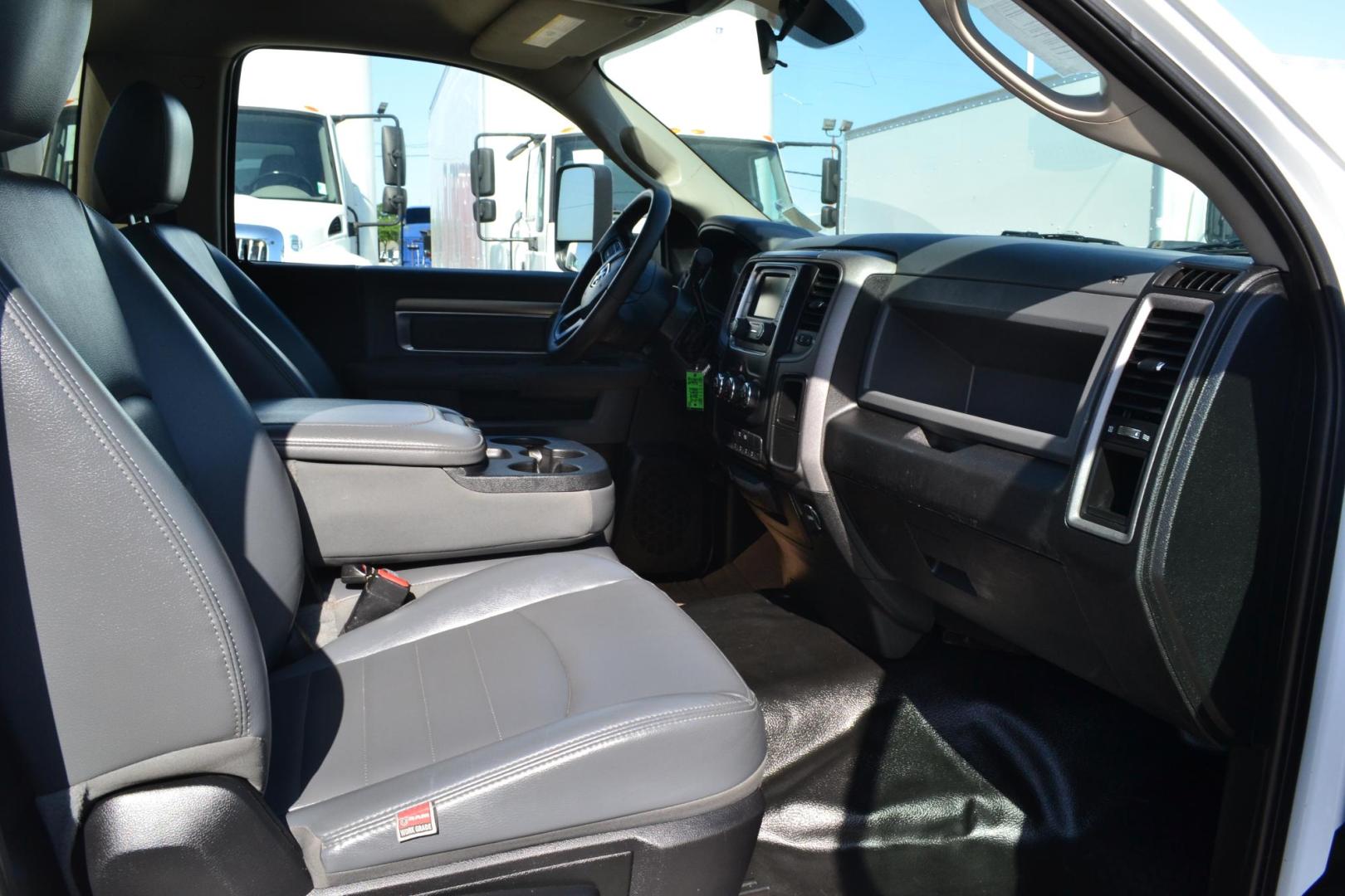 2018 WHITE /BLACK RAM 5500 TRADESMAN (3C7WRMDL1JG) with an CUMMINS 6.7L TURBO DIESEL engine, AISIN A465 6SPD AUTOMATIC transmission, located at 9172 North Fwy, Houston, TX, 77037, (713) 910-6868, 29.887470, -95.411903 - 19,5000 LB GVWR, 16 FT FLATBED X 96" WIDE, EXHAUST BRAKE, POWER WINDOWS , LOCKS & MIRRORS, COLD A/C - Photo#7