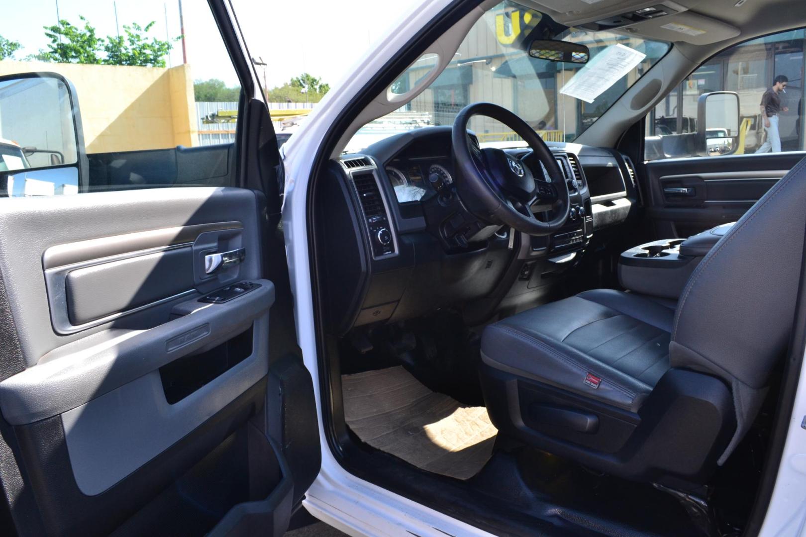 2018 WHITE /BLACK RAM 5500 TRADESMAN (3C7WRMDL1JG) with an CUMMINS 6.7L TURBO DIESEL engine, AISIN A465 6SPD AUTOMATIC transmission, located at 9172 North Fwy, Houston, TX, 77037, (713) 910-6868, 29.887470, -95.411903 - 19,5000 LB GVWR, 16 FT FLATBED X 96" WIDE, EXHAUST BRAKE, POWER WINDOWS , LOCKS & MIRRORS, COLD A/C - Photo#8