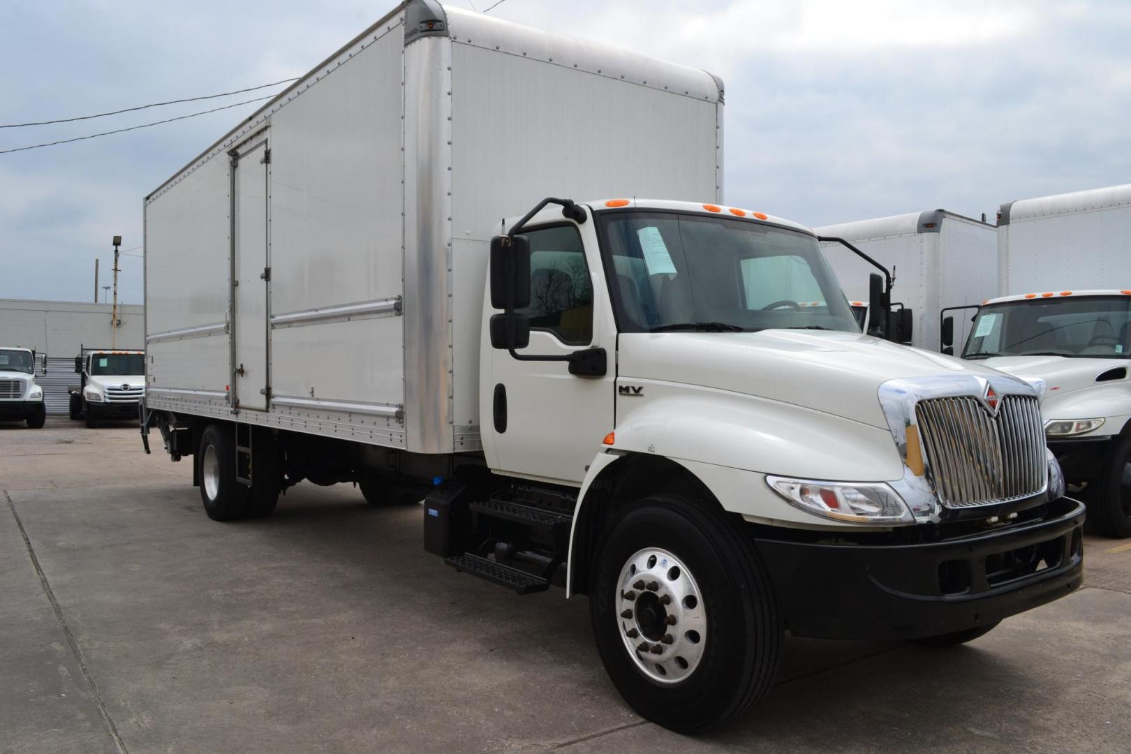 2020 WHITE /BLACK INTERNATIONAL MV 607 (3HAEUMML2LL) with an CUMMINS B6.7L 240HP engine, EATON FULLER PROCISION AUTOMATIC transmission, located at 9172 North Fwy, Houston, TX, 77037, (713) 910-6868, 29.887470, -95.411903 - Photo#2