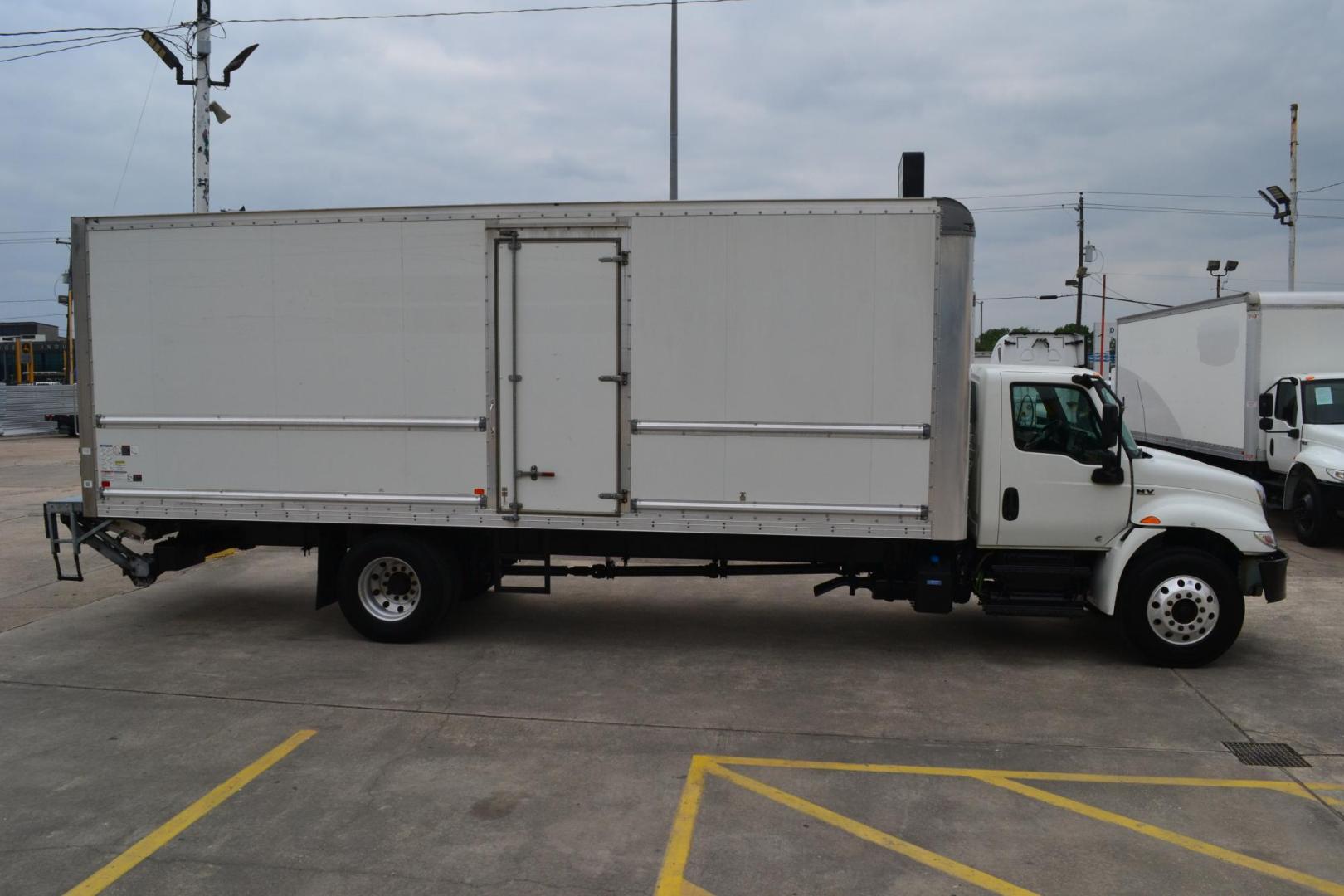 2020 WHITE /BLACK INTERNATIONAL MV 607 (3HAEUMML2LL) with an CUMMINS B6.7L 240HP engine, EATON FULLER PROCISION AUTOMATIC transmission, located at 9172 North Fwy, Houston, TX, 77037, (713) 910-6868, 29.887470, -95.411903 - Photo#3