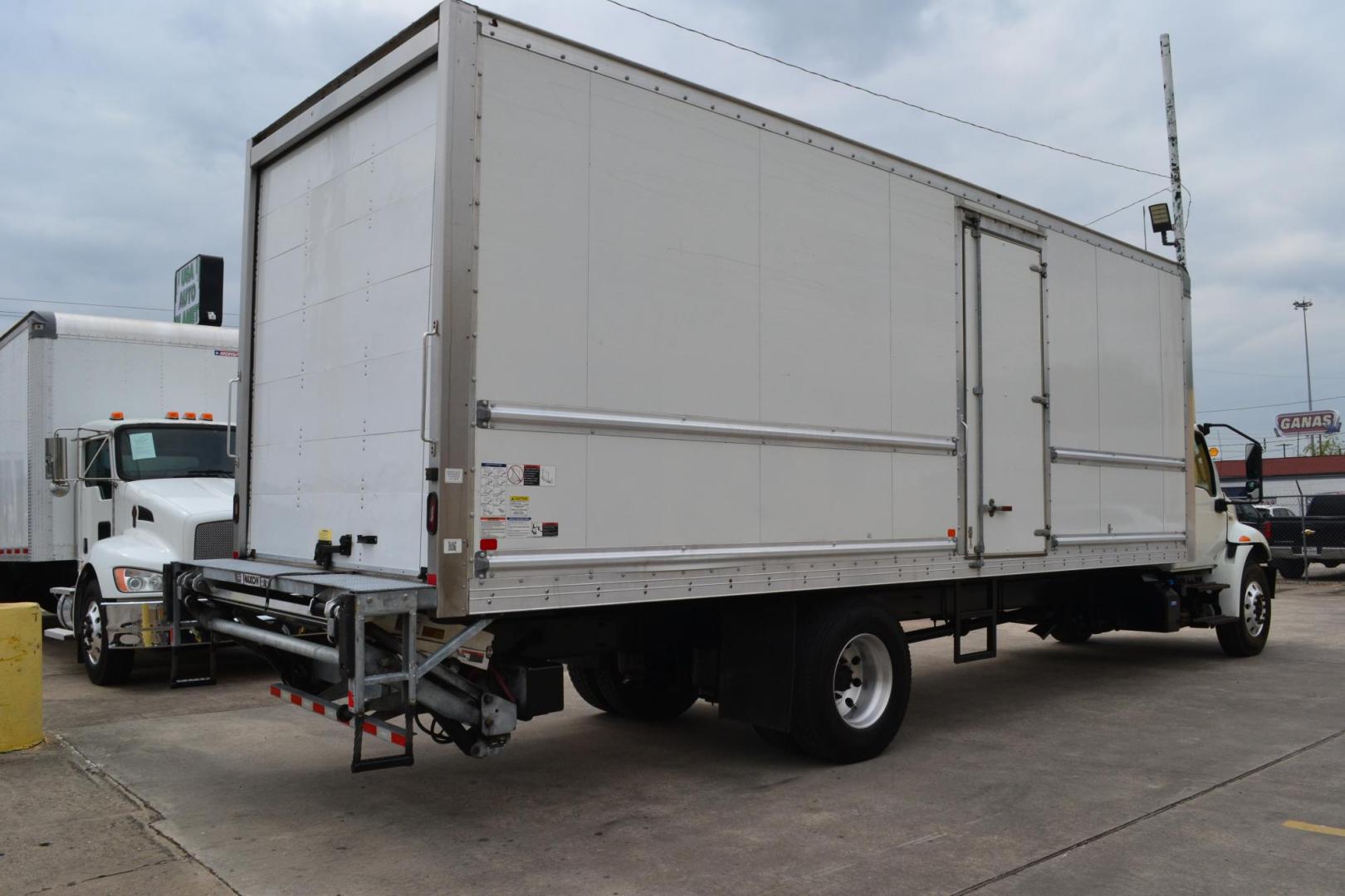 2020 WHITE /BLACK INTERNATIONAL MV 607 (3HAEUMML2LL) with an CUMMINS B6.7L 240HP engine, EATON FULLER PROCISION AUTOMATIC transmission, located at 9172 North Fwy, Houston, TX, 77037, (713) 910-6868, 29.887470, -95.411903 - Photo#4