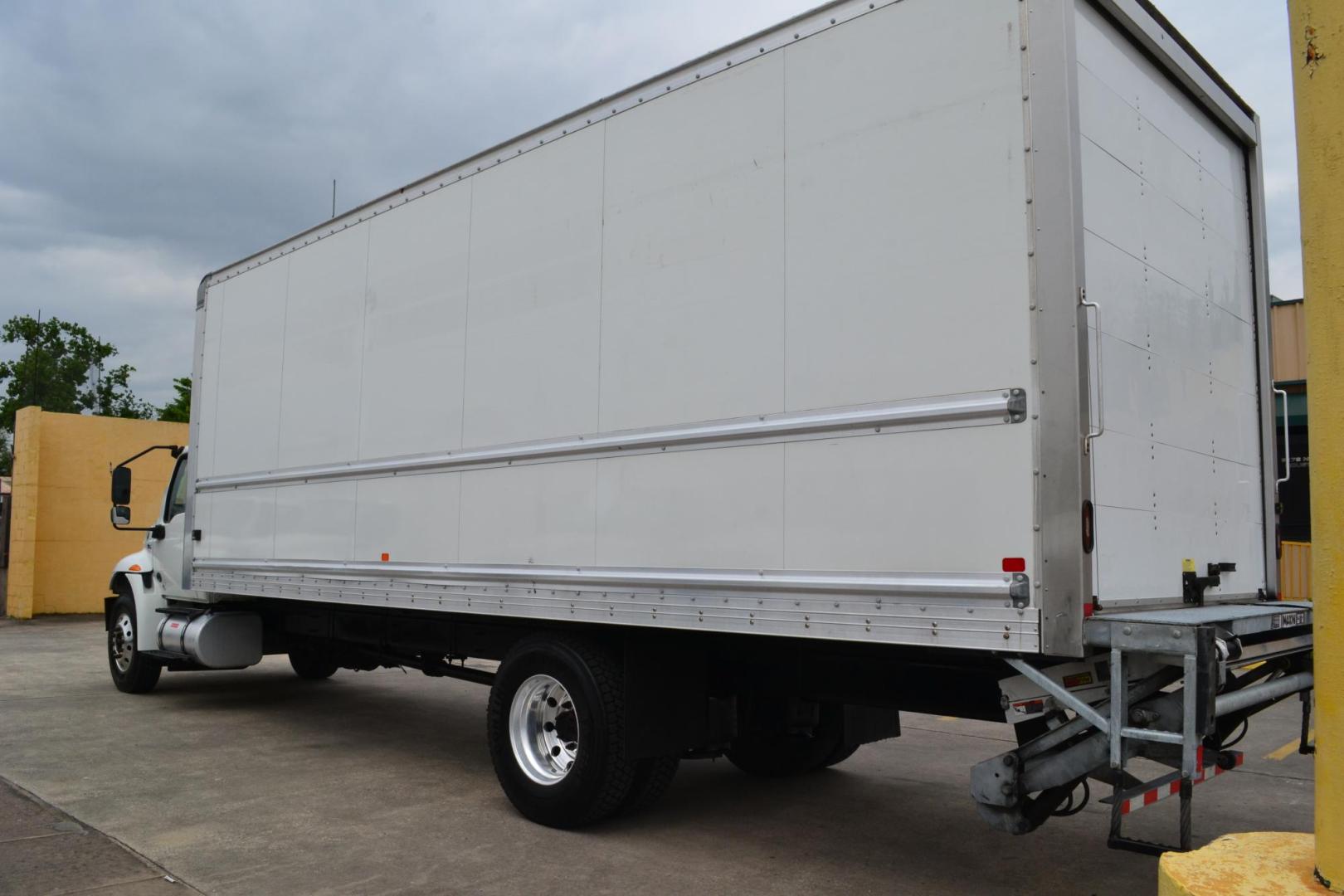 2020 WHITE /BLACK INTERNATIONAL MV 607 (3HAEUMML2LL) with an CUMMINS B6.7L 240HP engine, EATON FULLER PROCISION AUTOMATIC transmission, located at 9172 North Fwy, Houston, TX, 77037, (713) 910-6868, 29.887470, -95.411903 - Photo#6