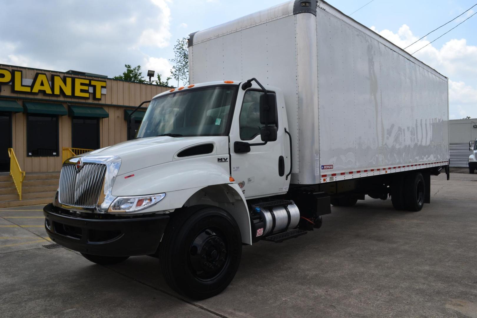 2021 WHITE /BLACK INTERNATIONAL MV 607 (3HAEUMML6ML) with an CUMMINS B6.7L 240HP engine, ALLISON 2500RDS AUTOMATIC transmission, located at 9172 North Fwy, Houston, TX, 77037, (713) 910-6868, 29.887470, -95.411903 - 25,999 LB GVWR NON CDL, MORGAN 28 FT BOX, HEIGHT 103" X WIDTH 102", SPRING SUSPENSION, 90 GALLON FUEL TANK, WHEELBASE: 291", POWER WINDOWS & LOCKS, REVERSE CAMERA, HEATED MIRRORS, COLD A/C - Photo#0