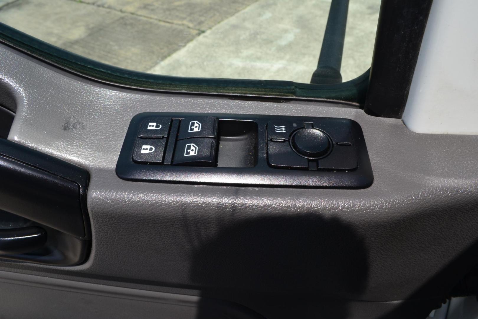 2021 WHITE /BLACK INTERNATIONAL MV 607 (3HAEUMML6ML) with an CUMMINS B6.7L 240HP engine, ALLISON 2500RDS AUTOMATIC transmission, located at 9172 North Fwy, Houston, TX, 77037, (713) 910-6868, 29.887470, -95.411903 - 25,999 LB GVWR NON CDL, MORGAN 28 FT BOX, HEIGHT 103" X WIDTH 102", SPRING SUSPENSION, 90 GALLON FUEL TANK, WHEELBASE: 291", POWER WINDOWS & LOCKS, REVERSE CAMERA, HEATED MIRRORS, COLD A/C - Photo#16