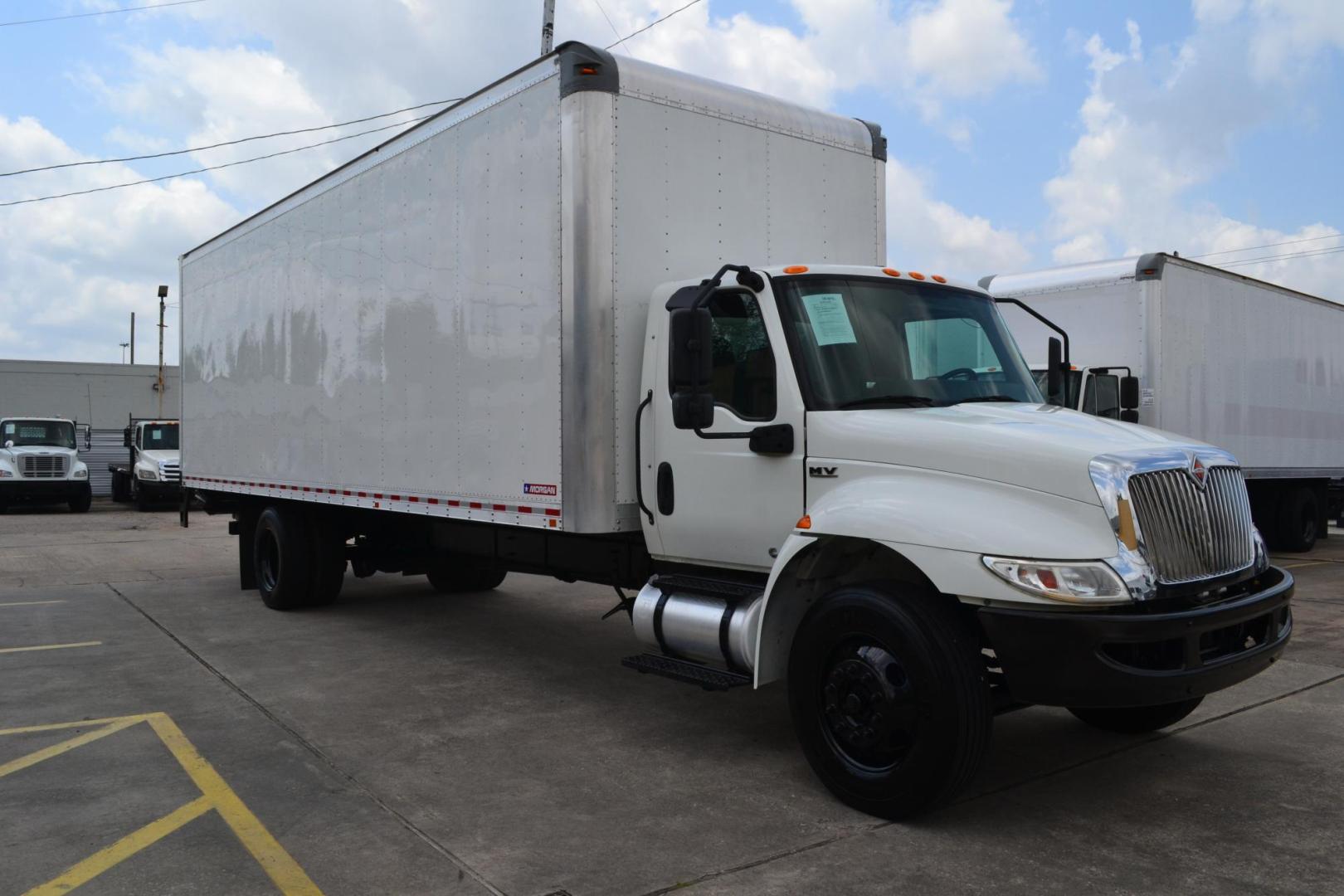 2021 WHITE /BLACK INTERNATIONAL MV 607 (3HAEUMML6ML) with an CUMMINS B6.7L 240HP engine, ALLISON 2500RDS AUTOMATIC transmission, located at 9172 North Fwy, Houston, TX, 77037, (713) 910-6868, 29.887470, -95.411903 - 25,999 LB GVWR NON CDL, MORGAN 28 FT BOX, HEIGHT 103" X WIDTH 102", SPRING SUSPENSION, 90 GALLON FUEL TANK, WHEELBASE: 291", POWER WINDOWS & LOCKS, REVERSE CAMERA, HEATED MIRRORS, COLD A/C - Photo#2