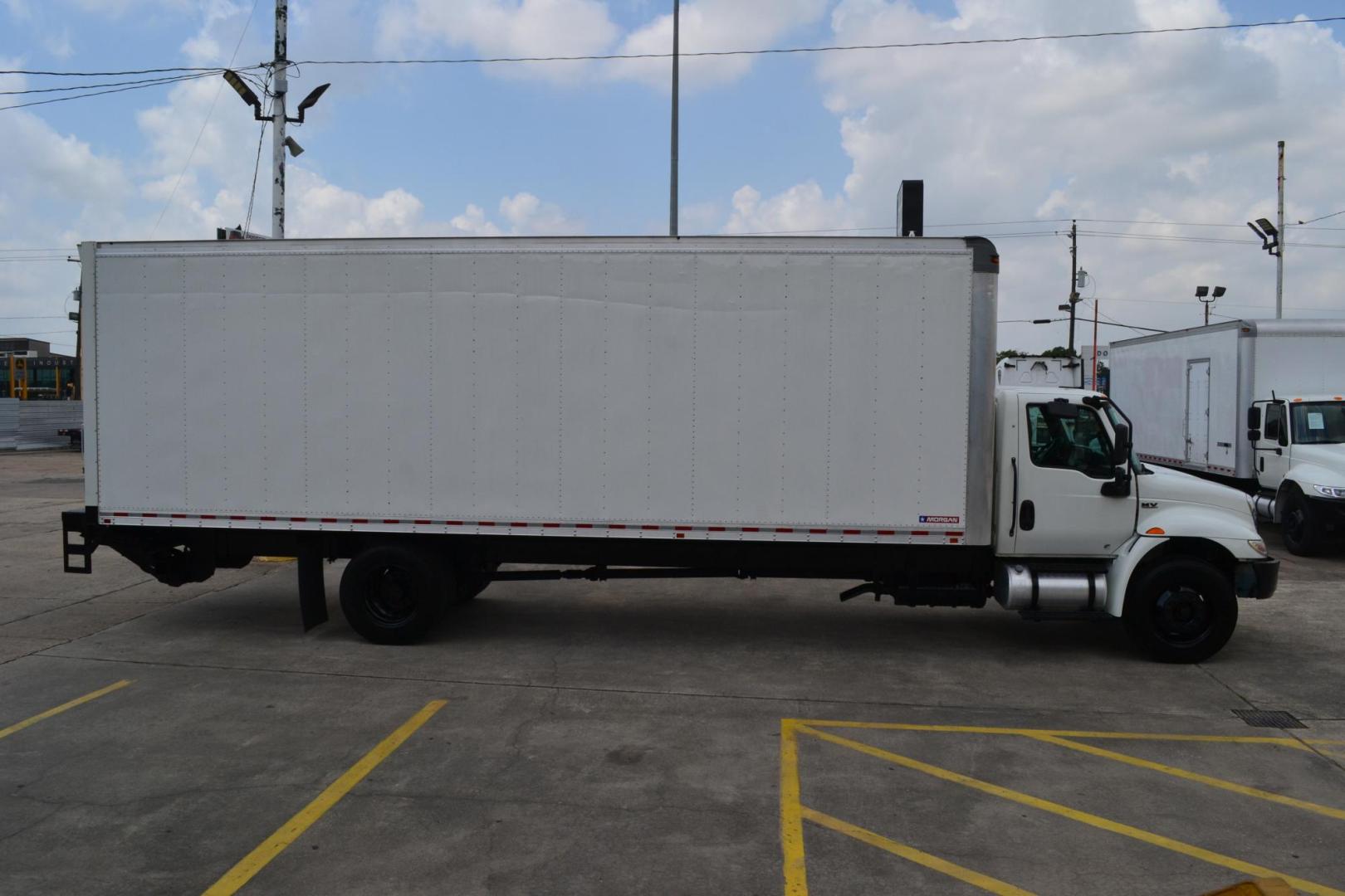 2021 WHITE /BLACK INTERNATIONAL MV 607 (3HAEUMML6ML) with an CUMMINS B6.7L 240HP engine, ALLISON 2500RDS AUTOMATIC transmission, located at 9172 North Fwy, Houston, TX, 77037, (713) 910-6868, 29.887470, -95.411903 - 25,999 LB GVWR NON CDL, MORGAN 28 FT BOX, HEIGHT 103" X WIDTH 102", SPRING SUSPENSION, 90 GALLON FUEL TANK, WHEELBASE: 291", POWER WINDOWS & LOCKS, REVERSE CAMERA, HEATED MIRRORS, COLD A/C - Photo#3