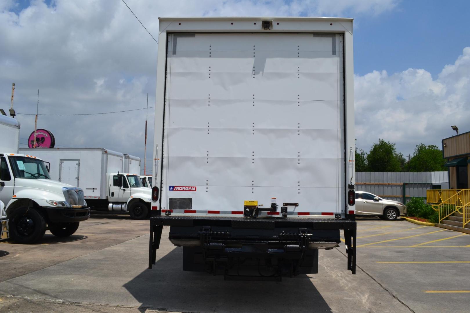 2021 WHITE /BLACK INTERNATIONAL MV 607 (3HAEUMML6ML) with an CUMMINS B6.7L 240HP engine, ALLISON 2500RDS AUTOMATIC transmission, located at 9172 North Fwy, Houston, TX, 77037, (713) 910-6868, 29.887470, -95.411903 - 25,999 LB GVWR NON CDL, MORGAN 28 FT BOX, HEIGHT 103" X WIDTH 102", SPRING SUSPENSION, 90 GALLON FUEL TANK, WHEELBASE: 291", POWER WINDOWS & LOCKS, REVERSE CAMERA, HEATED MIRRORS, COLD A/C - Photo#5
