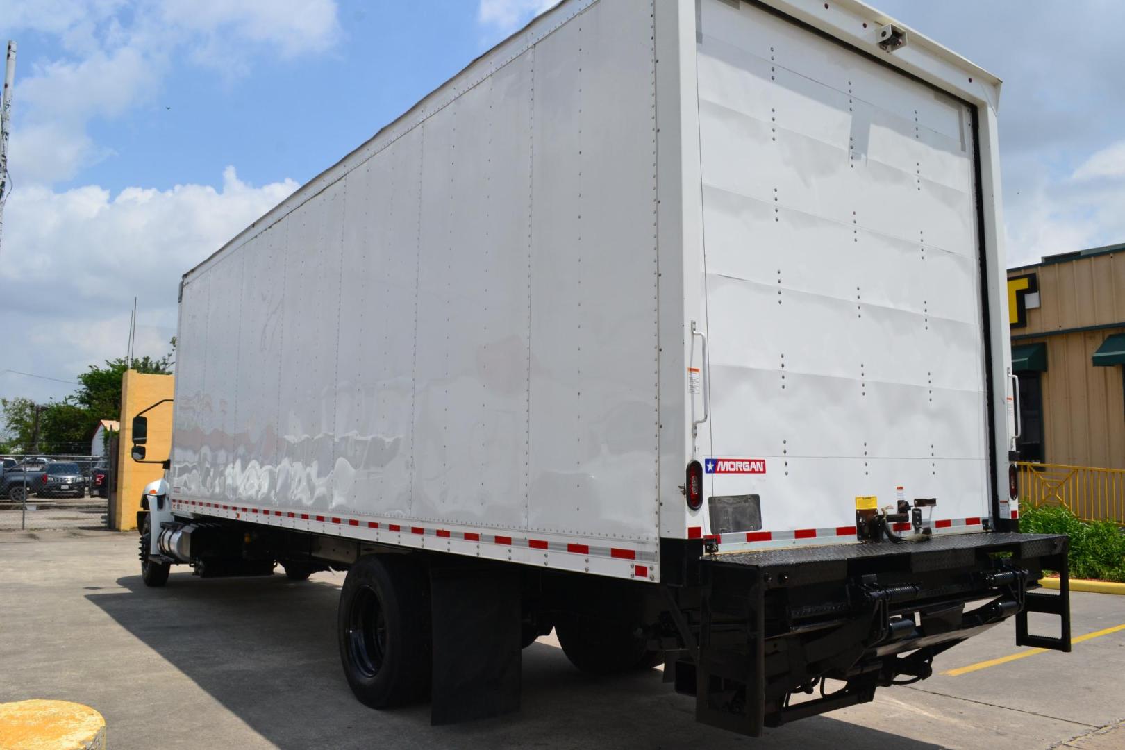 2021 WHITE /BLACK INTERNATIONAL MV 607 (3HAEUMML6ML) with an CUMMINS B6.7L 240HP engine, ALLISON 2500RDS AUTOMATIC transmission, located at 9172 North Fwy, Houston, TX, 77037, (713) 910-6868, 29.887470, -95.411903 - 25,999 LB GVWR NON CDL, MORGAN 28 FT BOX, HEIGHT 103" X WIDTH 102", SPRING SUSPENSION, 90 GALLON FUEL TANK, WHEELBASE: 291", POWER WINDOWS & LOCKS, REVERSE CAMERA, HEATED MIRRORS, COLD A/C - Photo#6