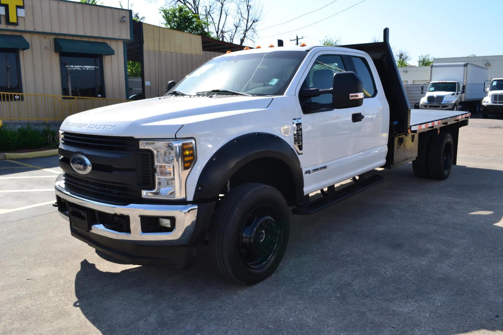 2018 WHITE /BLACK FORD F550 (1FD0X5HT9JE) with an CUMMINS 6.7L TURBO DIESEL engine, 6SPD AUTOMATIC transmission, located at 9172 North Fwy, Houston, TX, 77037, (713) 910-6868, 29.887470, -95.411903 - Photo#0