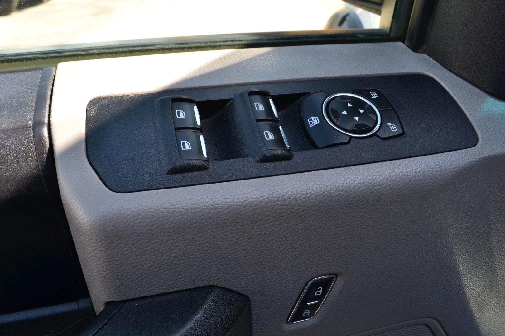 2018 WHITE /BLACK FORD F550 (1FD0X5HT9JE) with an CUMMINS 6.7L TURBO DIESEL engine, 6SPD AUTOMATIC transmission, located at 9172 North Fwy, Houston, TX, 77037, (713) 910-6868, 29.887470, -95.411903 - Photo#12