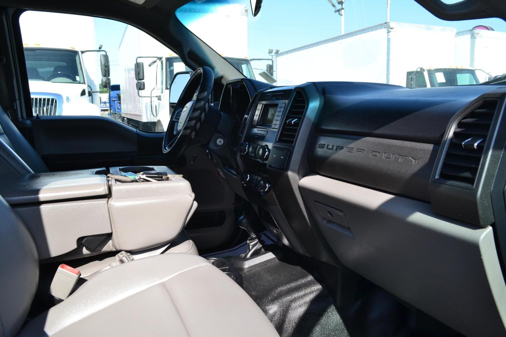2018 WHITE /BLACK FORD F550 (1FD0X5HT9JE) with an CUMMINS 6.7L TURBO DIESEL engine, 6SPD AUTOMATIC transmission, located at 9172 North Fwy, Houston, TX, 77037, (713) 910-6868, 29.887470, -95.411903 - Photo#13