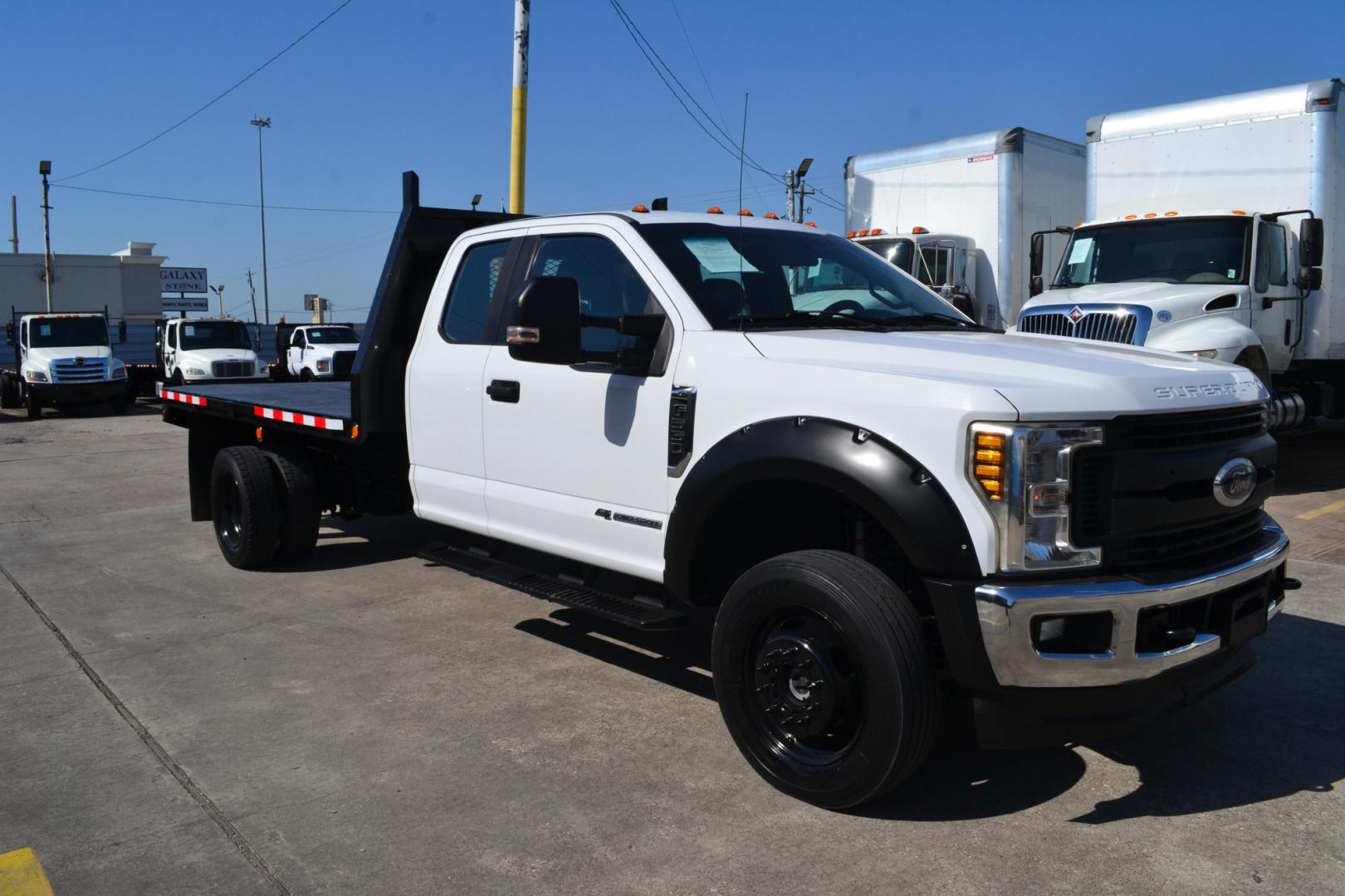 2018 WHITE /BLACK FORD F550 (1FD0X5HT9JE) with an CUMMINS 6.7L TURBO DIESEL engine, 6SPD AUTOMATIC transmission, located at 9172 North Fwy, Houston, TX, 77037, (713) 910-6868, 29.887470, -95.411903 - Photo#2