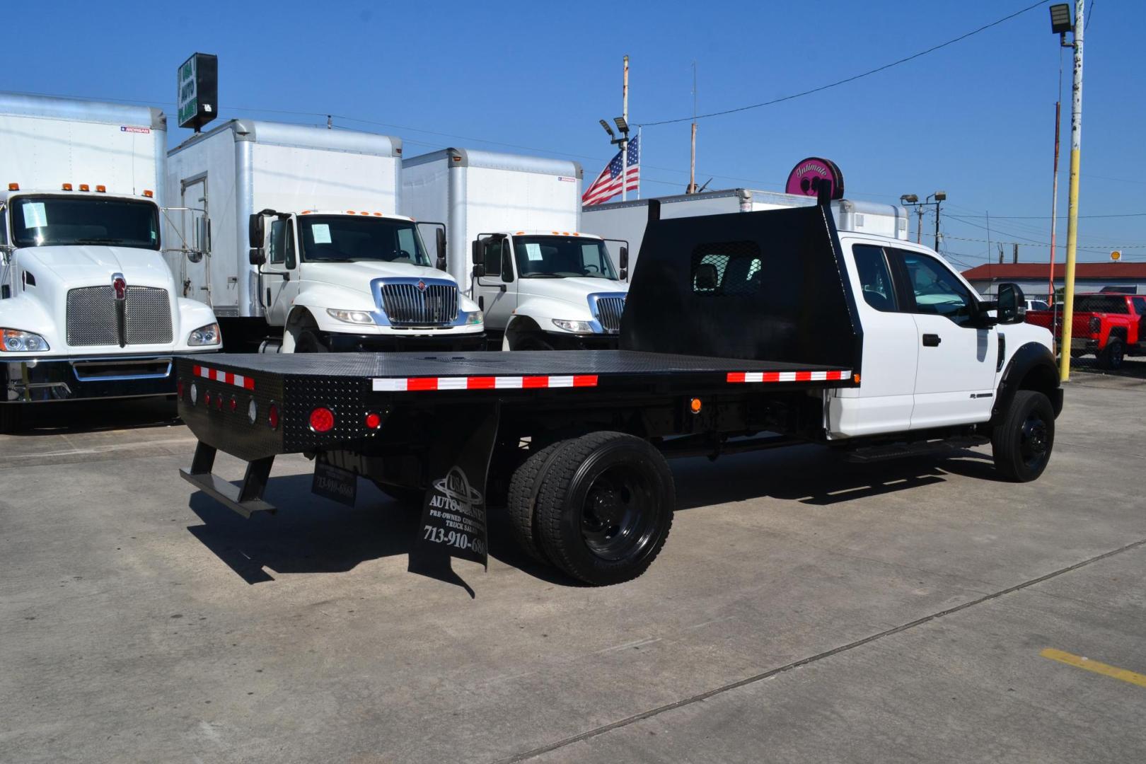 2018 WHITE /BLACK FORD F550 (1FD0X5HT9JE) with an CUMMINS 6.7L TURBO DIESEL engine, 6SPD AUTOMATIC transmission, located at 9172 North Fwy, Houston, TX, 77037, (713) 910-6868, 29.887470, -95.411903 - Photo#4