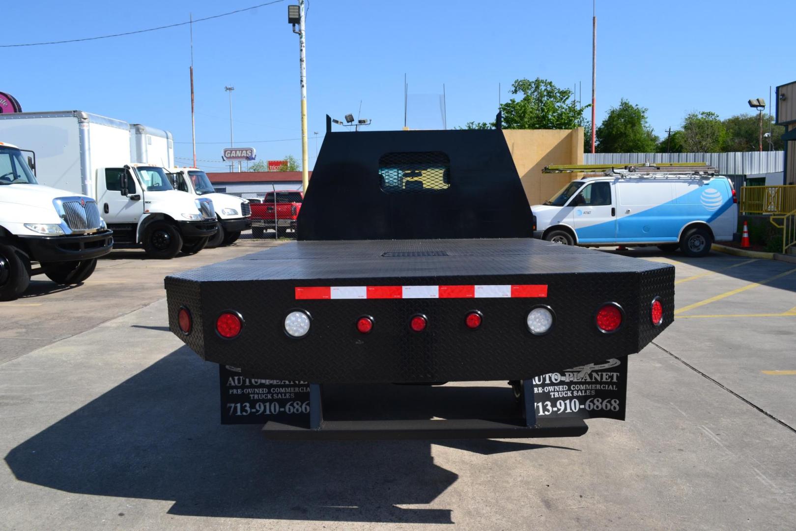 2018 WHITE /BLACK FORD F550 (1FD0X5HT9JE) with an CUMMINS 6.7L TURBO DIESEL engine, 6SPD AUTOMATIC transmission, located at 9172 North Fwy, Houston, TX, 77037, (713) 910-6868, 29.887470, -95.411903 - Photo#5