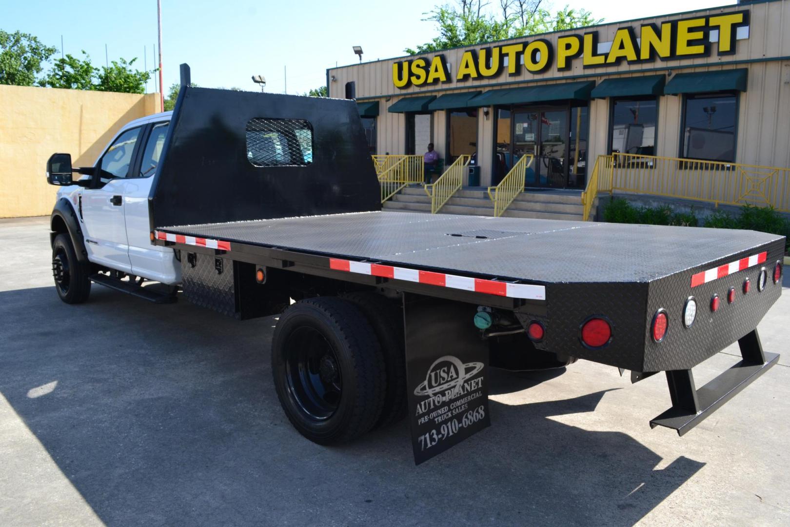 2018 WHITE /BLACK FORD F550 (1FD0X5HT9JE) with an CUMMINS 6.7L TURBO DIESEL engine, 6SPD AUTOMATIC transmission, located at 9172 North Fwy, Houston, TX, 77037, (713) 910-6868, 29.887470, -95.411903 - Photo#6