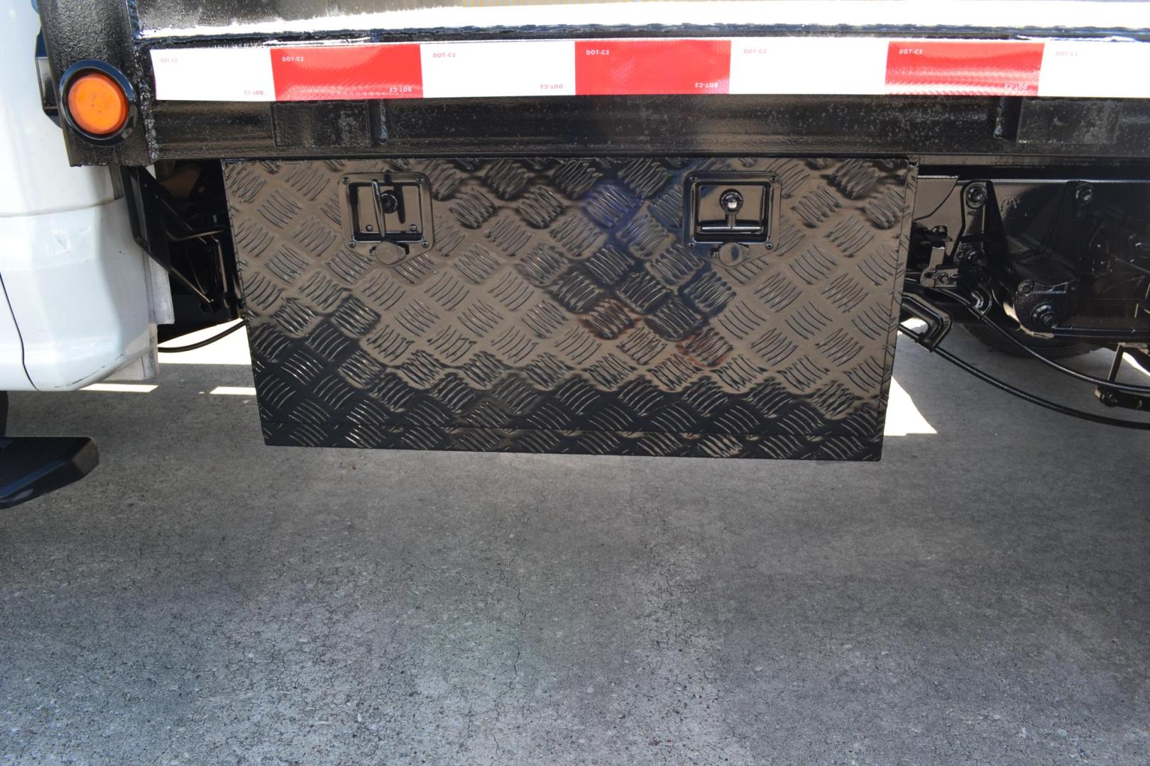 2018 WHITE /BLACK FORD F550 (1FD0X5HT9JE) with an CUMMINS 6.7L TURBO DIESEL engine, 6SPD AUTOMATIC transmission, located at 9172 North Fwy, Houston, TX, 77037, (713) 910-6868, 29.887470, -95.411903 - Photo#7