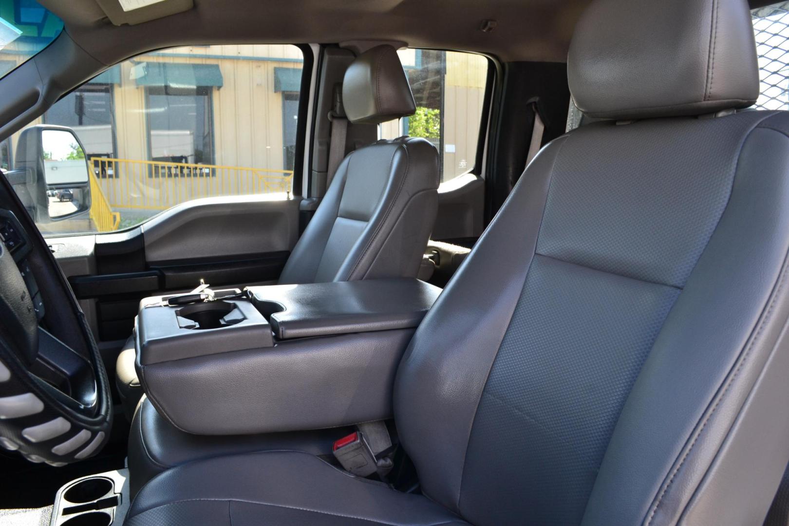 2018 WHITE /BLACK FORD F550 (1FD0X5HT9JE) with an CUMMINS 6.7L TURBO DIESEL engine, 6SPD AUTOMATIC transmission, located at 9172 North Fwy, Houston, TX, 77037, (713) 910-6868, 29.887470, -95.411903 - Photo#9