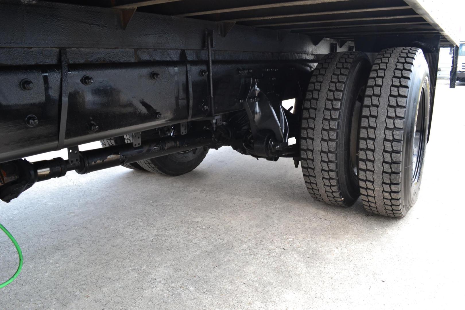 2017 WHITE /BLACK FREIGHTLINER M2-106 (1FVACWDTXHH) with an CUMMINS ISB 6.7L 220HP engine, ALLISON 2100HS AUTOMATIC transmission, located at 9172 North Fwy, Houston, TX, 77037, (713) 910-6868, 29.887470, -95.411903 - 26,000 LB GVWR NON CDL, US BODY 26 FT BOX, HEIGHT 103" X WIDTH 102", 3,000 LB ALUMINUM LIFT GATE, AIR RIDE SUSPENSION, 100 GALLON FUEL TANK, TRANSLUCENT ROOF, CURB SIDE DOOR , COLD A/C - Photo#11
