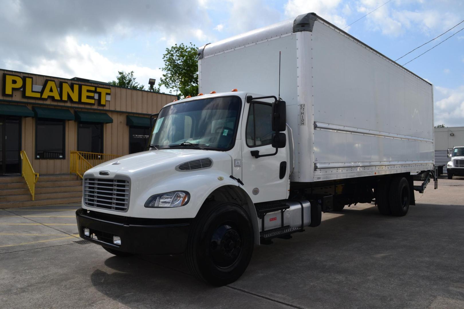 2018 WHITE /BLACK FREIGHTLINER M2-106 (3ALACWFC7JD) with an CUMMINS ISB 6.7L 240HP engine, EATON FULLER PROCISION AUTOMATIC transmission, located at 9172 North Fwy, Houston, TX, 77037, (713) 910-6868, 29.887470, -95.411903 - 26,000 LB GVWR NON CDL, SUPREME 26 FT BOX, HEIGHT 103" X WIDTH 102", AIR RIDE SUSPENSION, MAXON 3,000 LB CAPACITY ALUMINUM LIFT GATE, 80 GALLON FUEL TANK - Photo#0