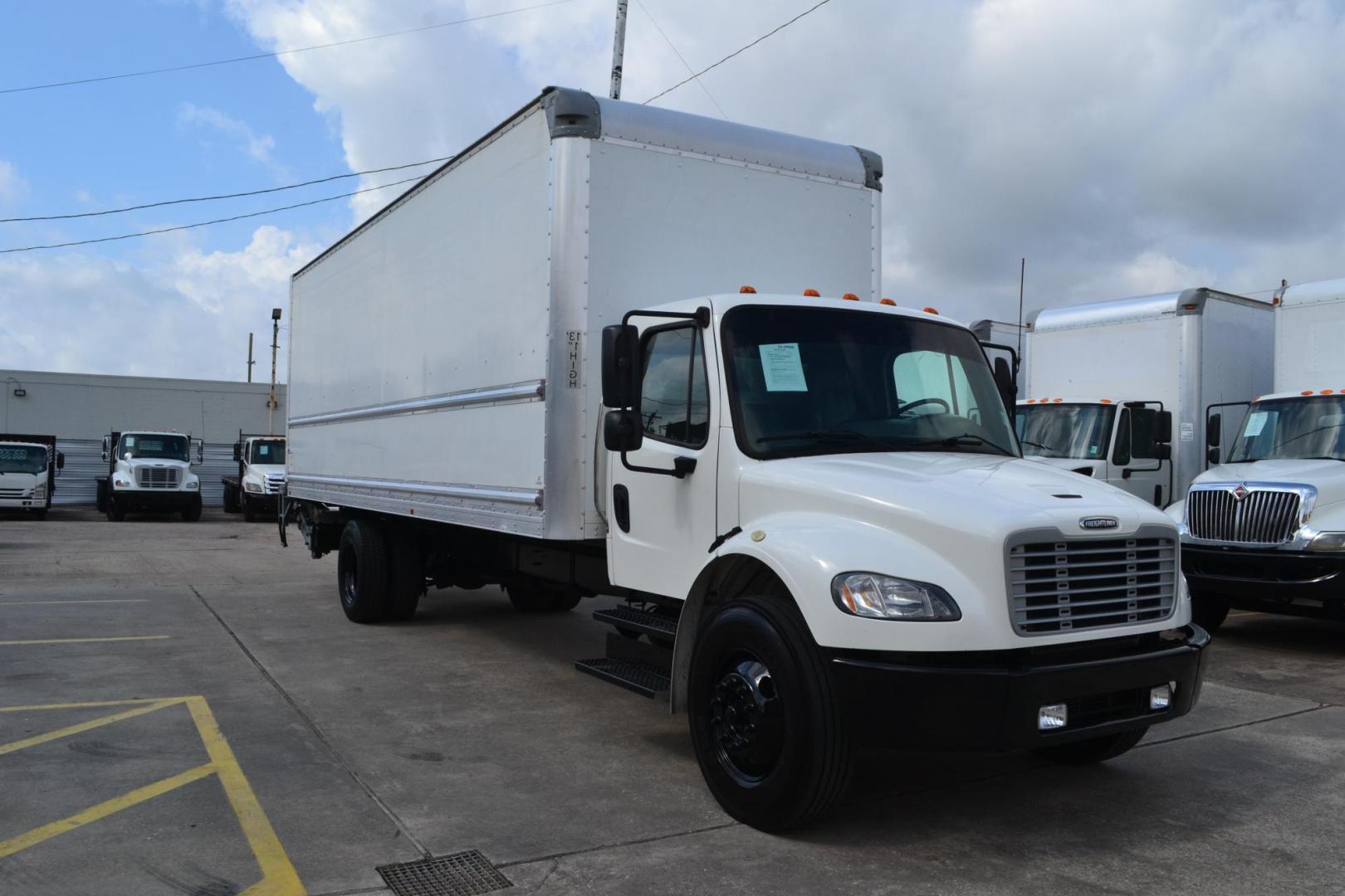2018 WHITE /BLACK FREIGHTLINER M2-106 (3ALACWFC7JD) with an CUMMINS ISB 6.7L 240HP engine, EATON FULLER PROCISION AUTOMATIC transmission, located at 9172 North Fwy, Houston, TX, 77037, (713) 910-6868, 29.887470, -95.411903 - 26,000 LB GVWR NON CDL, SUPREME 26 FT BOX, HEIGHT 103" X WIDTH 102", AIR RIDE SUSPENSION, MAXON 3,000 LB CAPACITY ALUMINUM LIFT GATE, 80 GALLON FUEL TANK - Photo#2