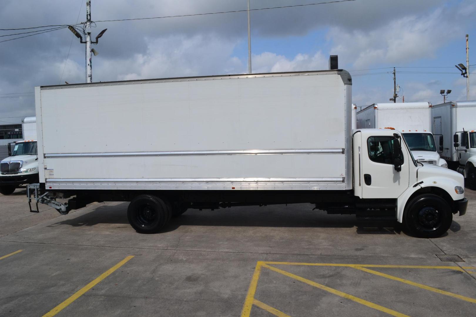 2018 WHITE /BLACK FREIGHTLINER M2-106 (3ALACWFC7JD) with an CUMMINS ISB 6.7L 240HP engine, EATON FULLER PROCISION AUTOMATIC transmission, located at 9172 North Fwy, Houston, TX, 77037, (713) 910-6868, 29.887470, -95.411903 - 26,000 LB GVWR NON CDL, SUPREME 26 FT BOX, HEIGHT 103" X WIDTH 102", AIR RIDE SUSPENSION, MAXON 3,000 LB CAPACITY ALUMINUM LIFT GATE, 80 GALLON FUEL TANK - Photo#3