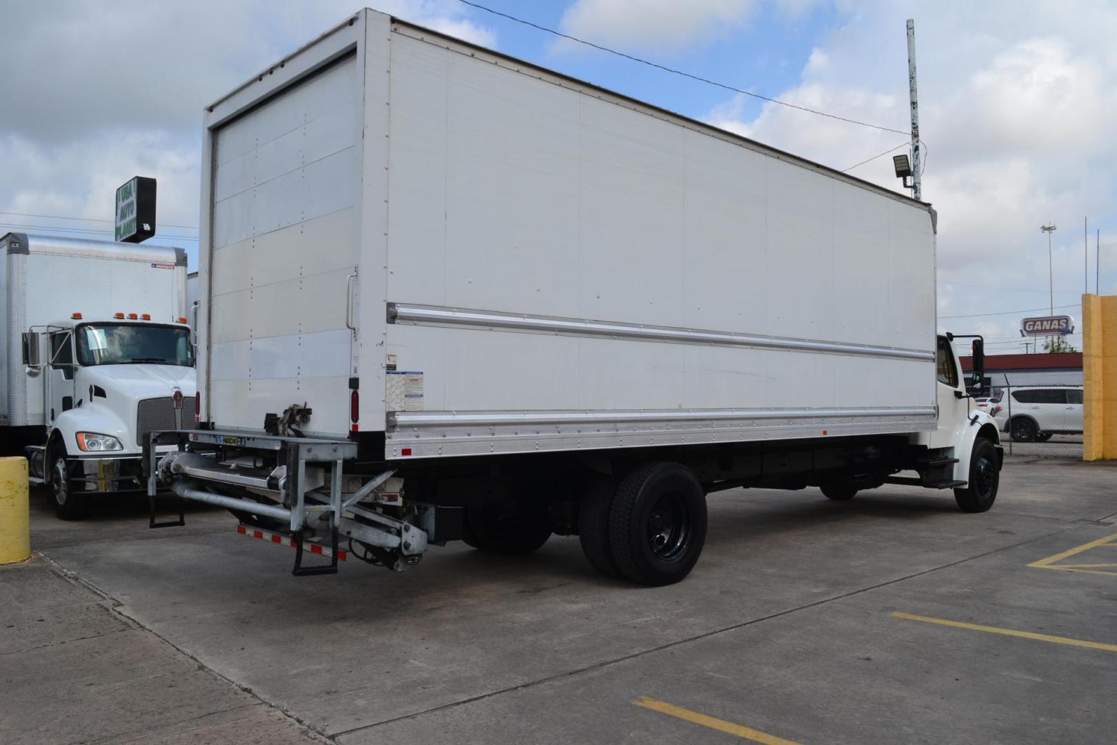 2018 WHITE /BLACK FREIGHTLINER M2-106 (3ALACWFC7JD) with an CUMMINS ISB 6.7L 240HP engine, EATON FULLER PROCISION AUTOMATIC transmission, located at 9172 North Fwy, Houston, TX, 77037, (713) 910-6868, 29.887470, -95.411903 - 26,000 LB GVWR NON CDL, SUPREME 26 FT BOX, HEIGHT 103" X WIDTH 102", AIR RIDE SUSPENSION, MAXON 3,000 LB CAPACITY ALUMINUM LIFT GATE, 80 GALLON FUEL TANK - Photo#4