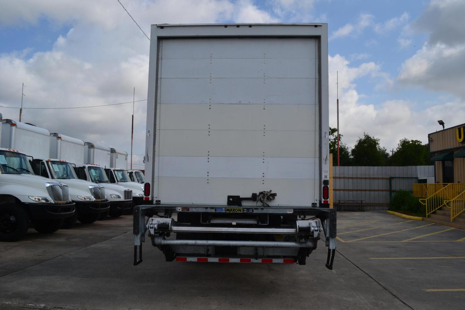 2018 WHITE /BLACK FREIGHTLINER M2-106 (3ALACWFC7JD) with an CUMMINS ISB 6.7L 240HP engine, EATON FULLER PROCISION AUTOMATIC transmission, located at 9172 North Fwy, Houston, TX, 77037, (713) 910-6868, 29.887470, -95.411903 - 26,000 LB GVWR NON CDL, SUPREME 26 FT BOX, HEIGHT 103" X WIDTH 102", AIR RIDE SUSPENSION, MAXON 3,000 LB CAPACITY ALUMINUM LIFT GATE, 80 GALLON FUEL TANK - Photo#5