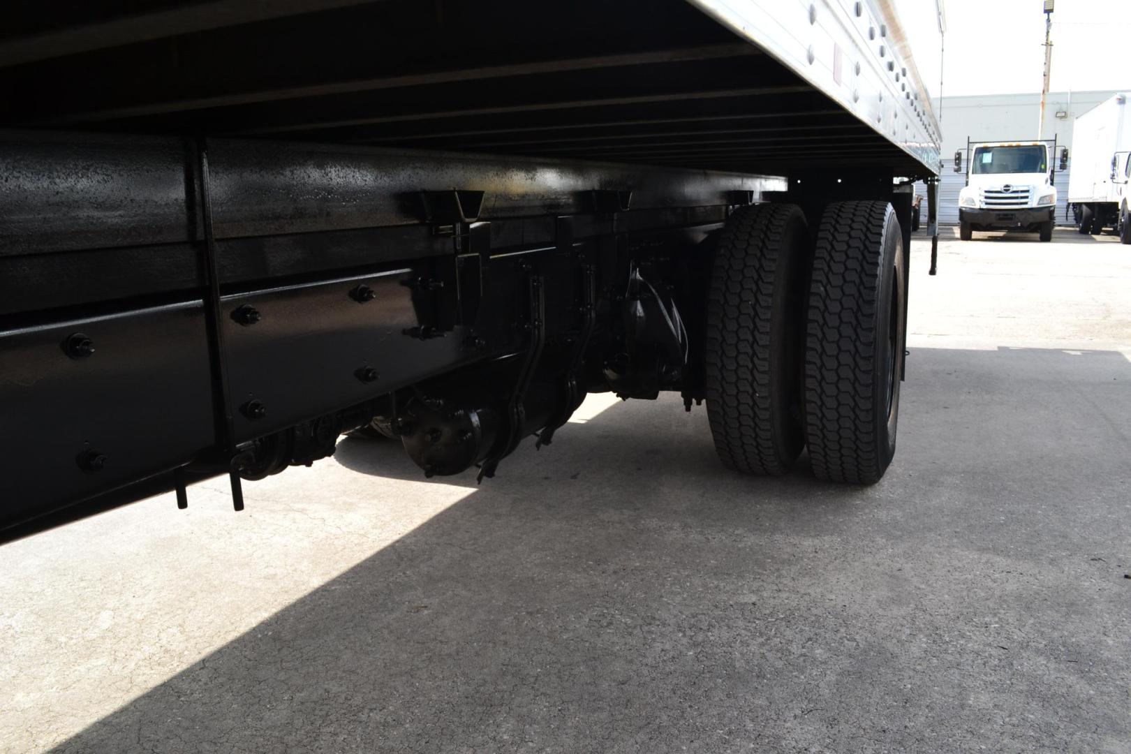 2018 WHITE /BLACK FREIGHTLINER M2-106 (3ALACWFC7JD) with an CUMMINS ISB 6.7L 240HP engine, EATON FULLER PROCISION AUTOMATIC transmission, located at 9172 North Fwy, Houston, TX, 77037, (713) 910-6868, 29.887470, -95.411903 - 26,000 LB GVWR NON CDL, SUPREME 26 FT BOX, HEIGHT 103" X WIDTH 102", AIR RIDE SUSPENSION, MAXON 3,000 LB CAPACITY ALUMINUM LIFT GATE, 80 GALLON FUEL TANK - Photo#8
