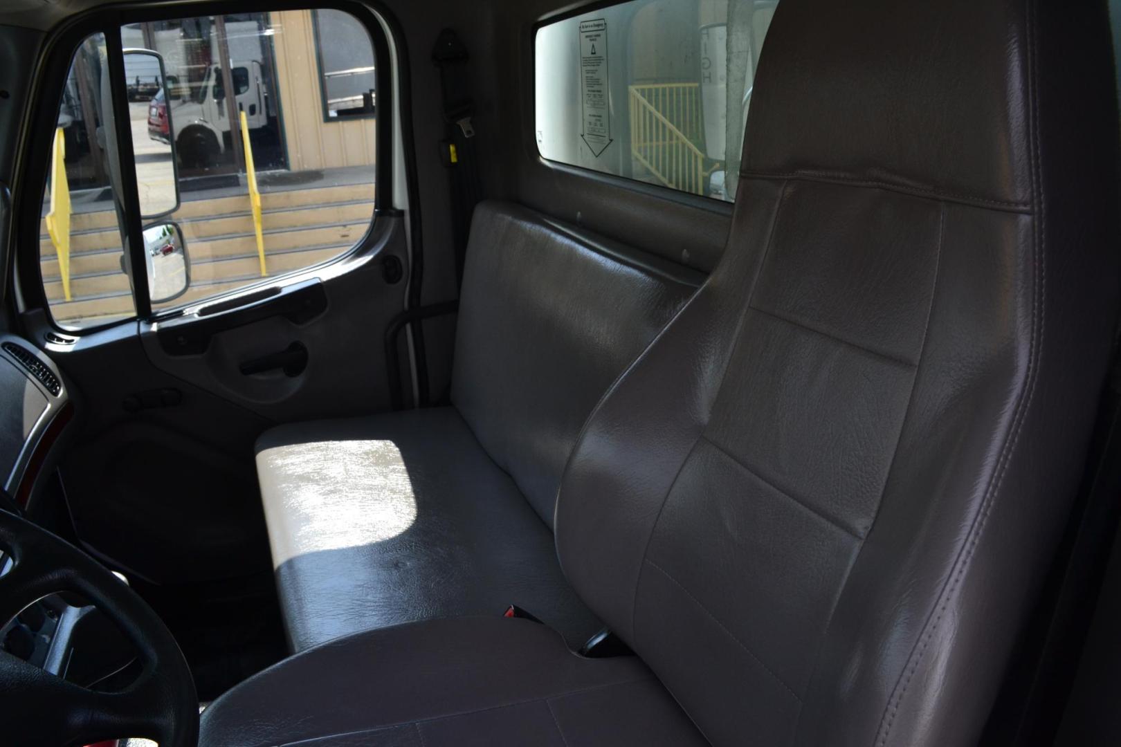 2018 WHITE /BLACK FREIGHTLINER M2-106 (3ALACWFC7JD) with an CUMMINS ISB 6.7L 240HP engine, EATON FULLER PROCISION AUTOMATIC transmission, located at 9172 North Fwy, Houston, TX, 77037, (713) 910-6868, 29.887470, -95.411903 - 26,000 LB GVWR NON CDL, SUPREME 26 FT BOX, HEIGHT 103" X WIDTH 102", AIR RIDE SUSPENSION, MAXON 3,000 LB CAPACITY ALUMINUM LIFT GATE, 80 GALLON FUEL TANK - Photo#13
