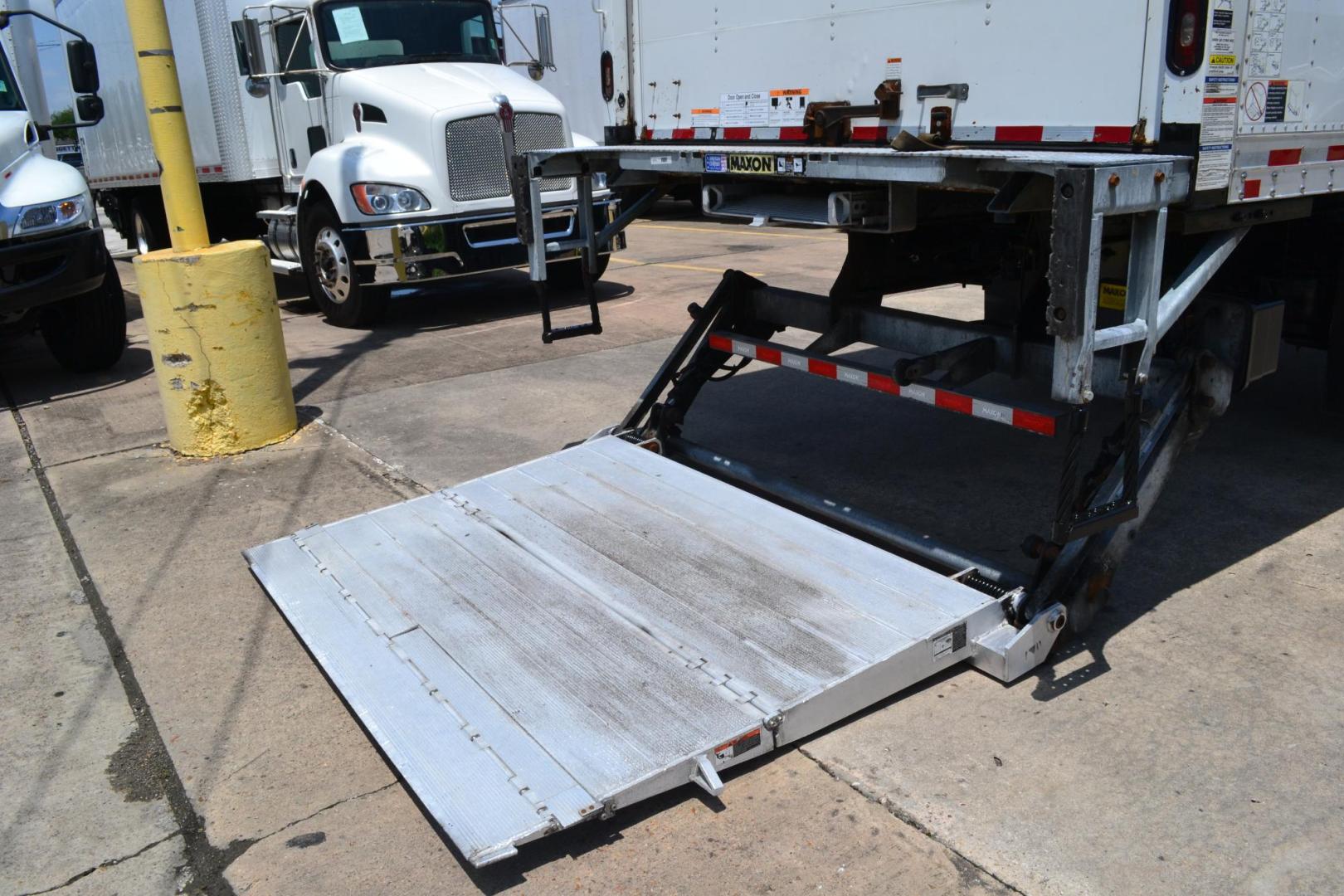 2018 WHITE /BLACK FREIGHTLINER M2-106 (3ALACWFC8JD) with an CUMMINS ISB 6.7L 240HP engine, ALLISON 2500RDS AUTOMATIC transmission, located at 9172 North Fwy, Houston, TX, 77037, (713) 910-6868, 29.887470, -95.411903 - Photo#7