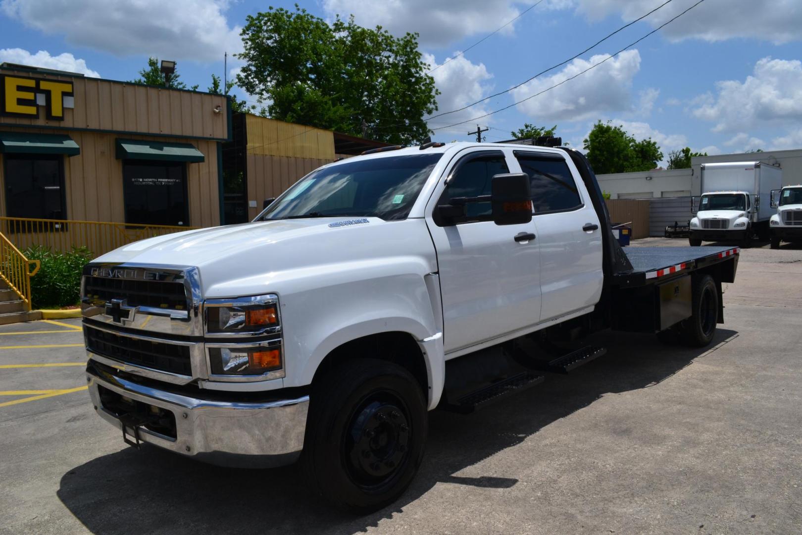 2019 WHITE /BLACK CHEVROLET 5500 (1HTKHPVK7KH) with an DURAMX 6.6 L TURBO DIESEL engine, ALLISON 6 SPD AUTOMATIC transmission, located at 9172 North Fwy, Houston, TX, 77037, (713) 910-6868, 29.887470, -95.411903 - Photo#0