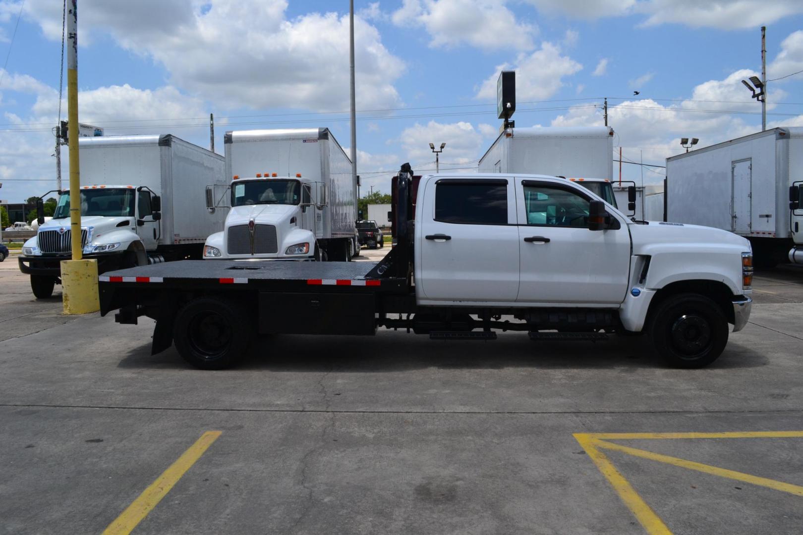 2019 WHITE /BLACK CHEVROLET 5500 (1HTKHPVK7KH) with an DURAMX 6.6 L TURBO DIESEL engine, ALLISON 6 SPD AUTOMATIC transmission, located at 9172 North Fwy, Houston, TX, 77037, (713) 910-6868, 29.887470, -95.411903 - Photo#2