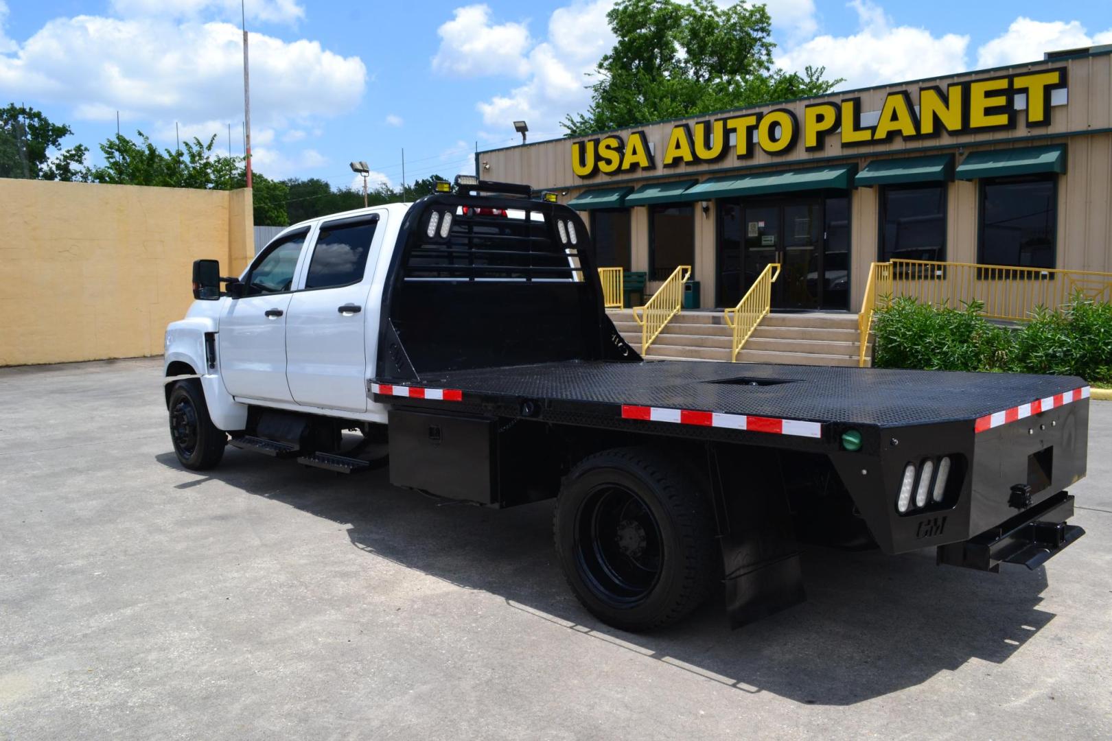 2019 WHITE /BLACK CHEVROLET 5500 (1HTKHPVK7KH) with an DURAMX 6.6 L TURBO DIESEL engine, ALLISON 6 SPD AUTOMATIC transmission, located at 9172 North Fwy, Houston, TX, 77037, (713) 910-6868, 29.887470, -95.411903 - Photo#5