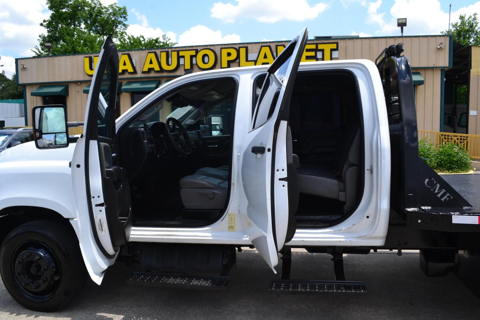 2019 WHITE /BLACK CHEVROLET 5500 (1HTKHPVK7KH) with an DURAMX 6.6 L TURBO DIESEL engine, ALLISON 6 SPD AUTOMATIC transmission, located at 9172 North Fwy, Houston, TX, 77037, (713) 910-6868, 29.887470, -95.411903 - Photo#8
