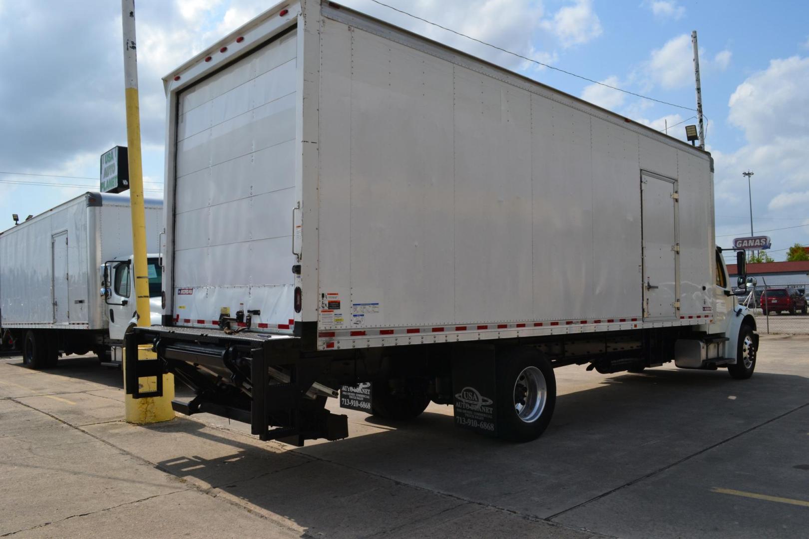 2017 WHITE /BLACK FREIGHTLINER M2-106 (3ALACWDT0HD) with an CUMMINS B6.7L 240HP engine, ALLISON 2500RDS AUTOMATIC transmission, located at 9172 North Fwy, Houston, TX, 77037, (713) 910-6868, 29.887470, -95.411903 - 26,000 LB GVWR NON CDL, MORGAN 26 FT BOX, HEIGHT 103" X WIDTH 102", 3,000 LB ALUMINUM LIFT GATE, AIR RIDE SUSPENSION, 100 GALLON FUEL TANK, ALUMINUM WHEELS, - Photo#4