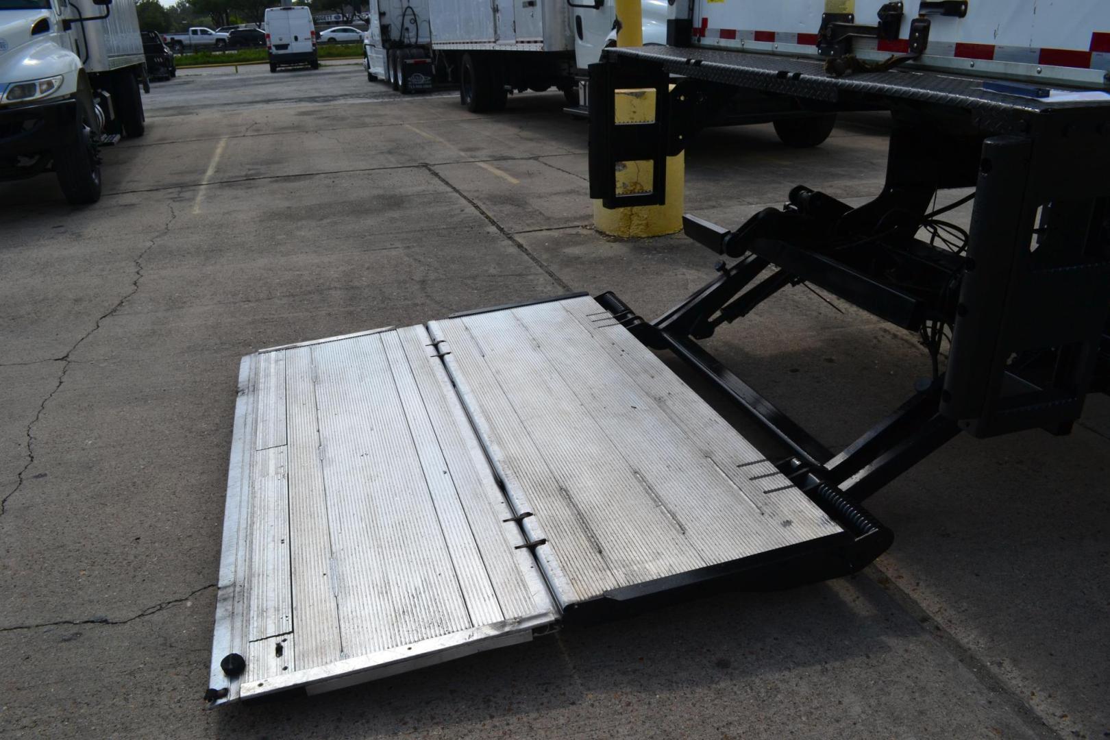 2017 WHITE /BLACK FREIGHTLINER M2-106 (3ALACWDT0HD) with an CUMMINS B6.7L 240HP engine, ALLISON 2500RDS AUTOMATIC transmission, located at 9172 North Fwy, Houston, TX, 77037, (713) 910-6868, 29.887470, -95.411903 - 26,000 LB GVWR NON CDL, MORGAN 26 FT BOX, HEIGHT 103" X WIDTH 102", 3,000 LB ALUMINUM LIFT GATE, AIR RIDE SUSPENSION, 100 GALLON FUEL TANK, ALUMINUM WHEELS, - Photo#7