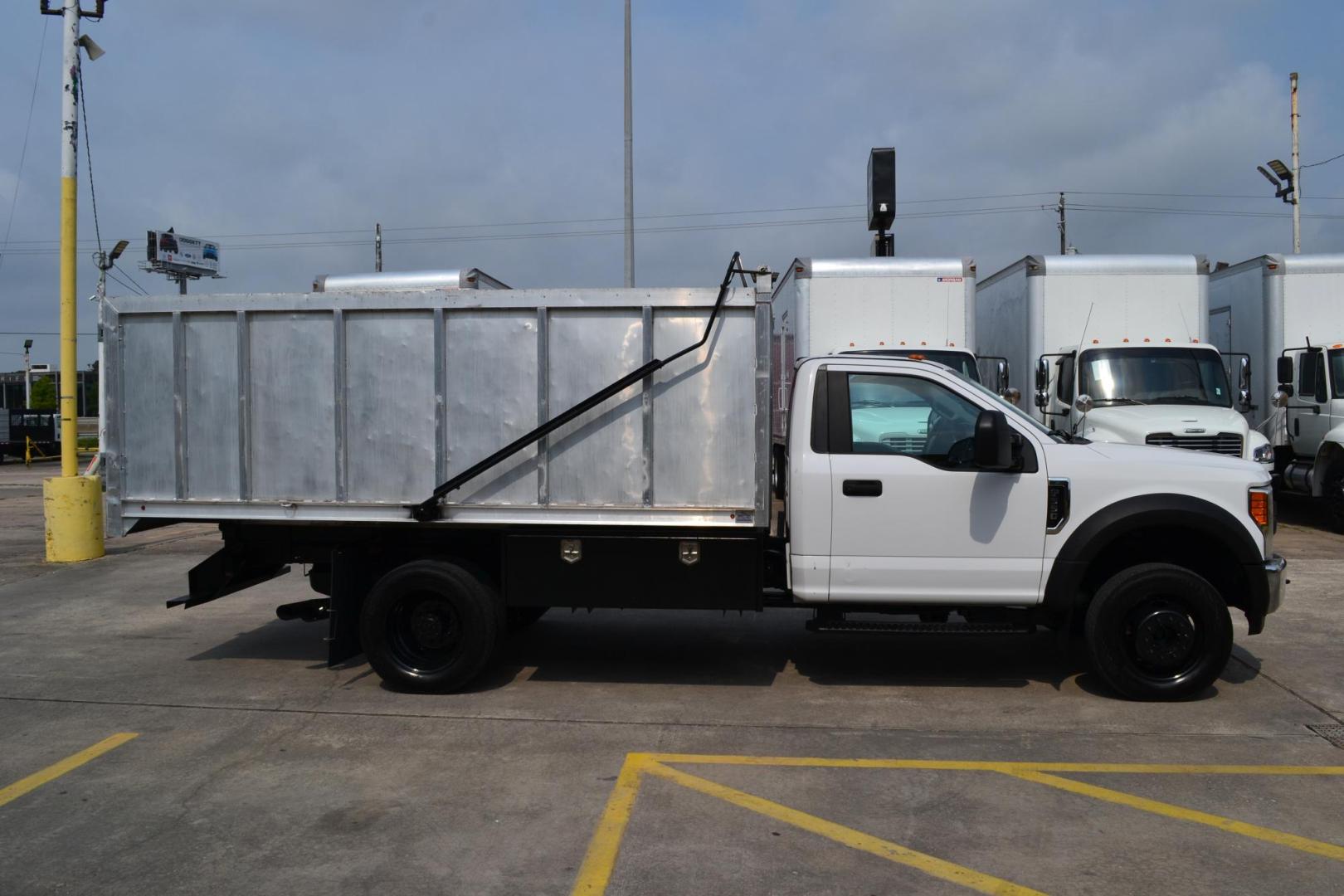 2017 WHITE /BLACK FORD F550 (1FDUF5GT4HE) with an POWERSTROKE 6.7L DIESEL engine, 6SPD AUTOMATIC transmission, located at 9172 North Fwy, Houston, TX, 77037, (713) 910-6868, 29.887470, -95.411903 - 19,500 LB GVWR, 13 FT ALUMINUM DUMP BODY, HEIGHT 4' X WIDTH 7', VENCO 6 TON HYDRAULIC HOIST, WHEELBASE: 169", RATIO: 4.88, BUMPER PULL HITCH, COLD A/C - Photo#3