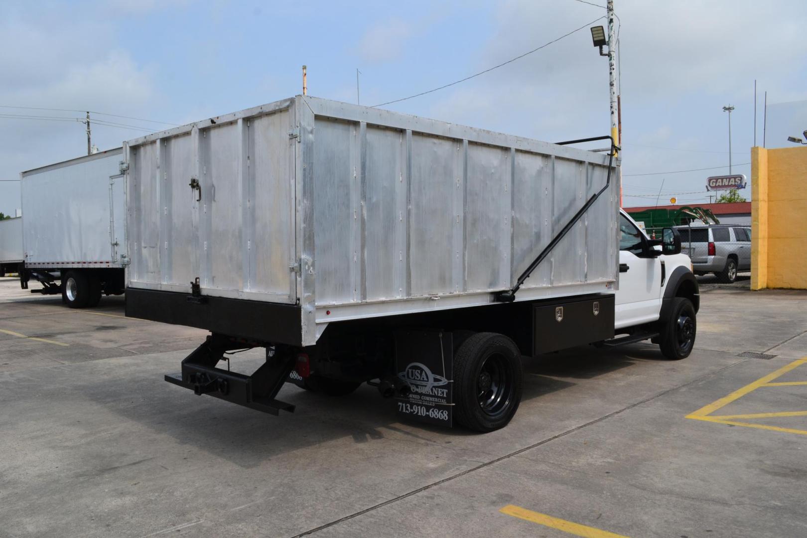 2017 WHITE /BLACK FORD F550 (1FDUF5GT4HE) with an POWERSTROKE 6.7L DIESEL engine, 6SPD AUTOMATIC transmission, located at 9172 North Fwy, Houston, TX, 77037, (713) 910-6868, 29.887470, -95.411903 - 19,500 LB GVWR, 13 FT ALUMINUM DUMP BODY, HEIGHT 4' X WIDTH 7', VENCO 6 TON HYDRAULIC HOIST, WHEELBASE: 169", RATIO: 4.88, BUMPER PULL HITCH, COLD A/C - Photo#4