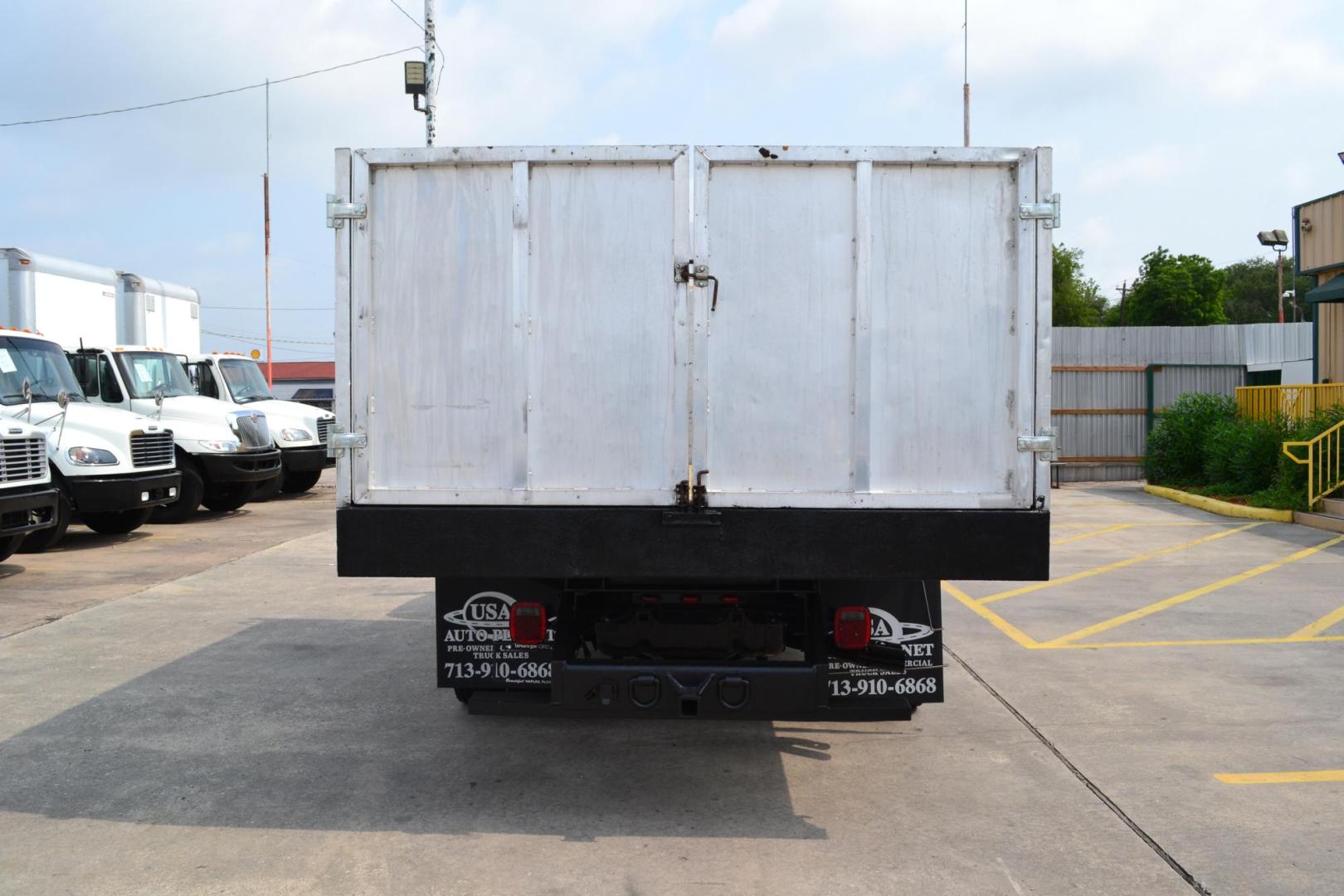 2017 WHITE /BLACK FORD F550 (1FDUF5GT4HE) with an POWERSTROKE 6.7L DIESEL engine, 6SPD AUTOMATIC transmission, located at 9172 North Fwy, Houston, TX, 77037, (713) 910-6868, 29.887470, -95.411903 - 19,500 LB GVWR, 13 FT ALUMINUM DUMP BODY, HEIGHT 4' X WIDTH 7', VENCO 6 TON HYDRAULIC HOIST, WHEELBASE: 169", RATIO: 4.88, BUMPER PULL HITCH, COLD A/C - Photo#5