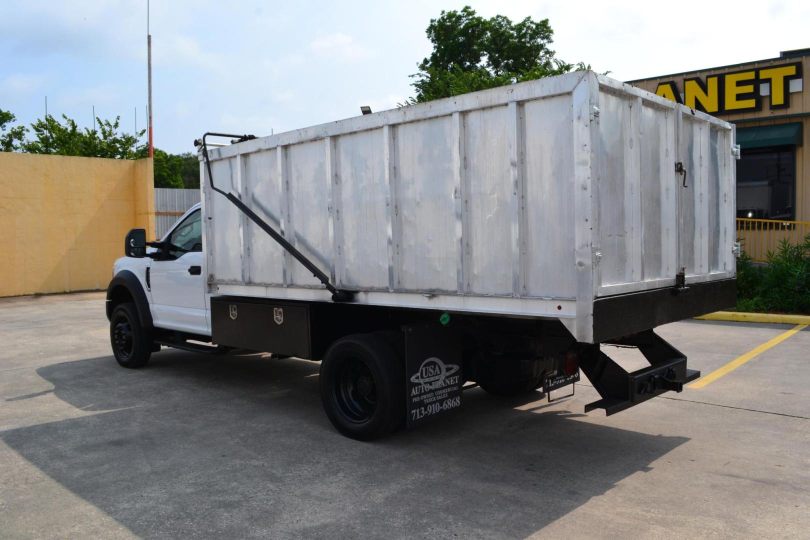 2017 WHITE /BLACK FORD F550 (1FDUF5GT4HE) with an POWERSTROKE 6.7L DIESEL engine, 6SPD AUTOMATIC transmission, located at 9172 North Fwy, Houston, TX, 77037, (713) 910-6868, 29.887470, -95.411903 - 19,500 LB GVWR, 13 FT ALUMINUM DUMP BODY, HEIGHT 4' X WIDTH 7', VENCO 6 TON HYDRAULIC HOIST, WHEELBASE: 169", RATIO: 4.88, BUMPER PULL HITCH, COLD A/C - Photo#6