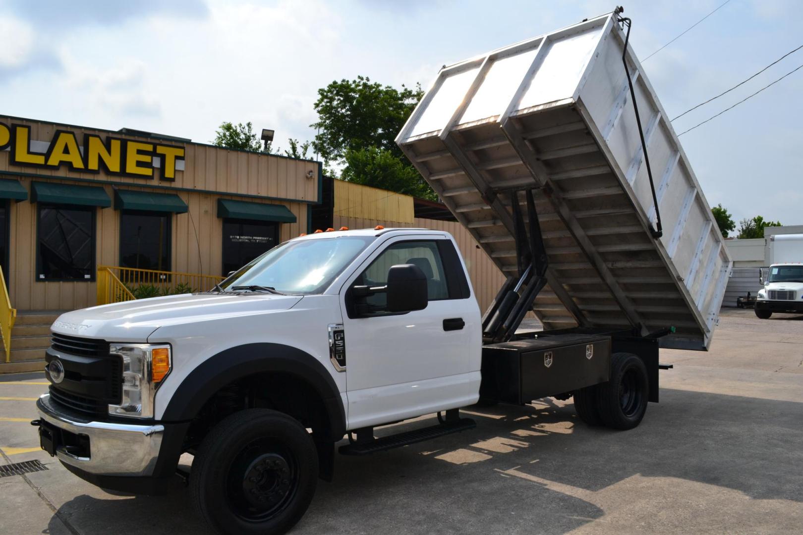 2017 WHITE /BLACK FORD F550 (1FDUF5GT4HE) with an POWERSTROKE 6.7L DIESEL engine, 6SPD AUTOMATIC transmission, located at 9172 North Fwy, Houston, TX, 77037, (713) 910-6868, 29.887470, -95.411903 - 19,500 LB GVWR, 13 FT ALUMINUM DUMP BODY, HEIGHT 4' X WIDTH 7', VENCO 6 TON HYDRAULIC HOIST, WHEELBASE: 169", RATIO: 4.88, BUMPER PULL HITCH, COLD A/C - Photo#9