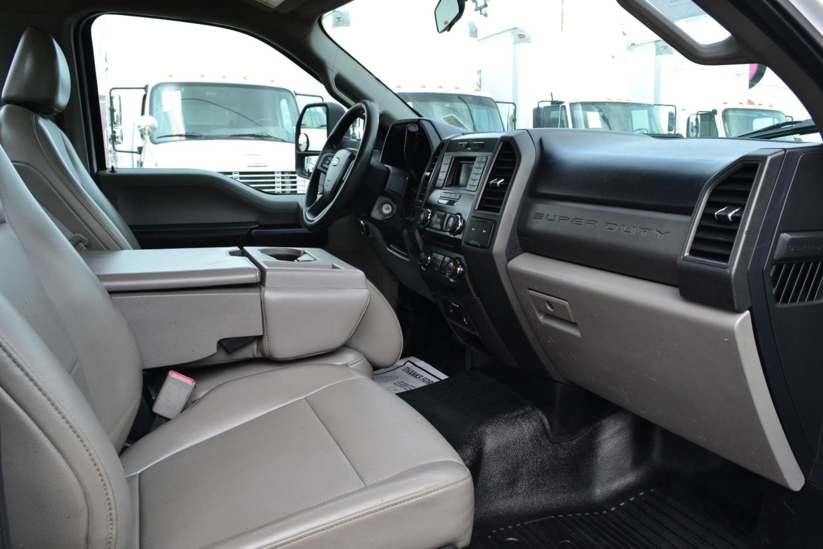 2017 WHITE /BLACK FORD F550 (1FDUF5GT4HE) with an POWERSTROKE 6.7L DIESEL engine, 6SPD AUTOMATIC transmission, located at 9172 North Fwy, Houston, TX, 77037, (713) 910-6868, 29.887470, -95.411903 - 19,500 LB GVWR, 13 FT ALUMINUM DUMP BODY, HEIGHT 4' X WIDTH 7', VENCO 6 TON HYDRAULIC HOIST, WHEELBASE: 169", RATIO: 4.88, BUMPER PULL HITCH, COLD A/C - Photo#11