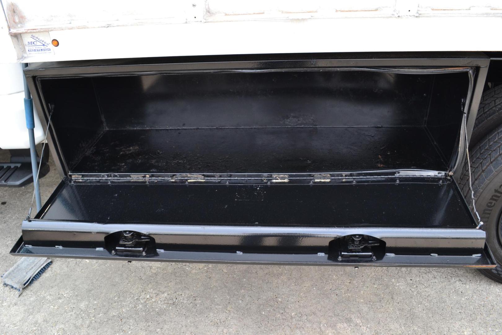 2017 WHITE /BLACK FORD F550 (1FDUF5GT4HE) with an POWERSTROKE 6.7L DIESEL engine, 6SPD AUTOMATIC transmission, located at 9172 North Fwy, Houston, TX, 77037, (713) 910-6868, 29.887470, -95.411903 - 19,500 LB GVWR, 13 FT ALUMINUM DUMP BODY, HEIGHT 4' X WIDTH 7', VENCO 6 TON HYDRAULIC HOIST, WHEELBASE: 169", RATIO: 4.88, BUMPER PULL HITCH, COLD A/C - Photo#14