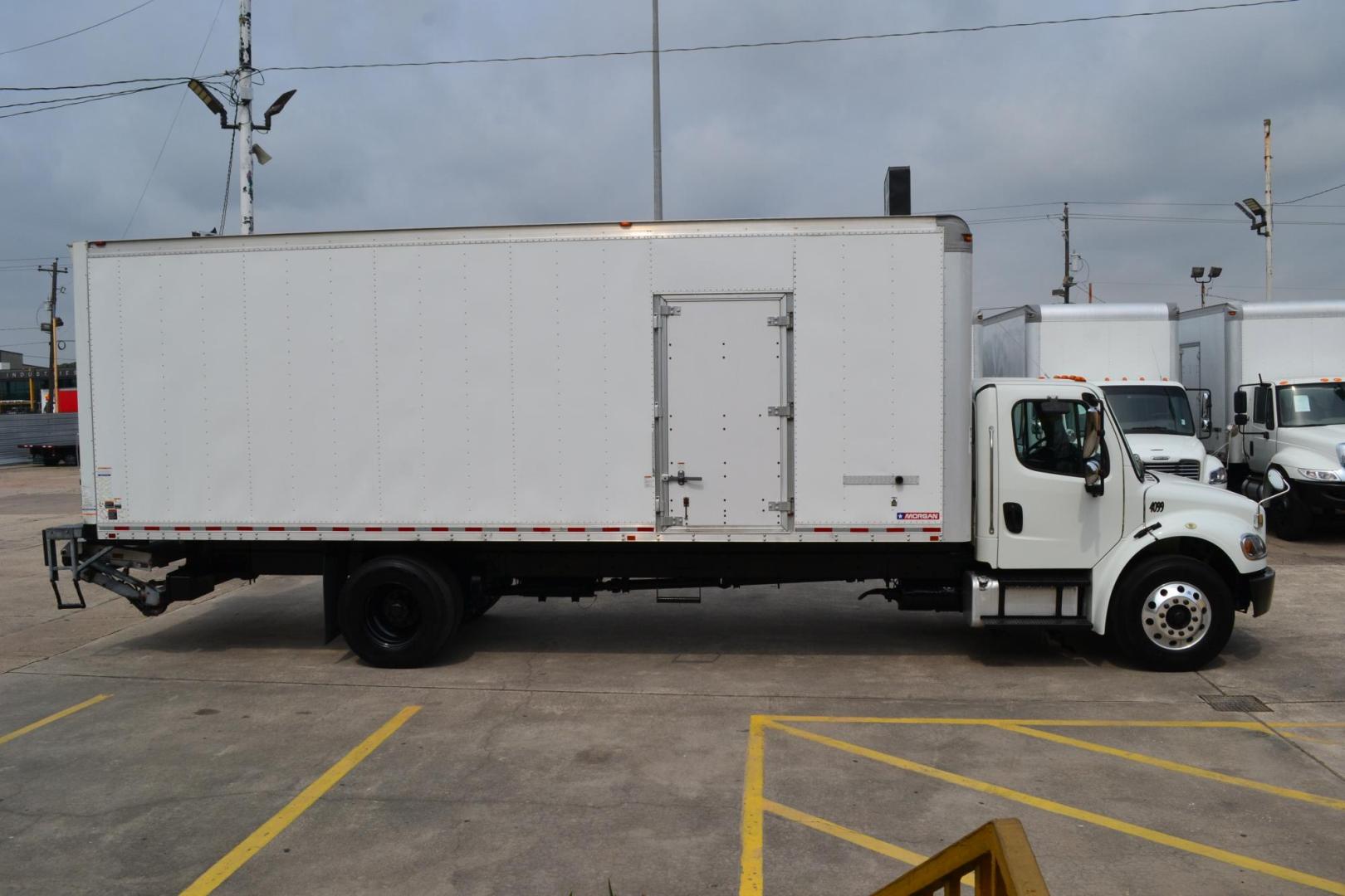 2019 WHITE /BLACK FREIGHTLINER M2-106 (U2-0967) with an CUMMINS B6.7L 240HP engine, ALLISON 2500RDS AUTOMATIC transmission, located at 9172 North Fwy, Houston, TX, 77037, (713) 910-6868, 29.887470, -95.411903 - 26,000 LB GVWR NON CDL, MORGAN 26 FT BOX , HEIGHT 103" X WIDTH 102", MAXON 3,000 LB ALUMINUM LIFT GATE W/ RAMP, AIR RIDE SUSPENSION, ALUMINUM WHEELS, 100 GALLON FUEL TANK, COLLISION MITIGATION W/ LANE ASSIST, POWER WINDOWS AND LOCKS, EXHAUST BRAKE - Photo#3