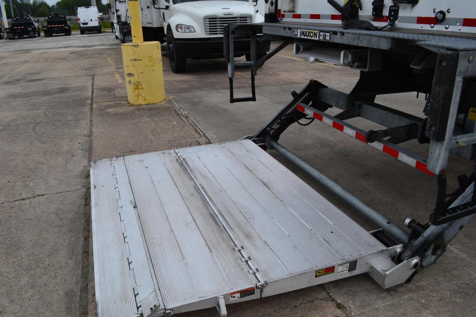 2019 WHITE /BLACK FREIGHTLINER M2-106 (U2-0967) with an CUMMINS B6.7L 240HP engine, ALLISON 2500RDS AUTOMATIC transmission, located at 9172 North Fwy, Houston, TX, 77037, (713) 910-6868, 29.887470, -95.411903 - 26,000 LB GVWR NON CDL, MORGAN 26 FT BOX , HEIGHT 103" X WIDTH 102", MAXON 3,000 LB ALUMINUM LIFT GATE W/ RAMP, AIR RIDE SUSPENSION, ALUMINUM WHEELS, 100 GALLON FUEL TANK, COLLISION MITIGATION W/ LANE ASSIST, POWER WINDOWS AND LOCKS, EXHAUST BRAKE - Photo#7