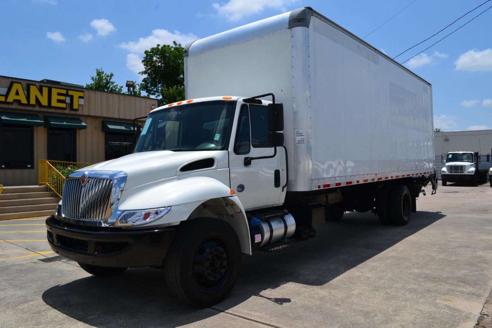 2017 WHITE /BLACK INTERNATIONAL 4300 (1HTMMMML8HH) with an CUMMINS ISB 6.7L 240HP engine, ALLISON 2200RDS AUTOMATIC transmission, located at 9172 North Fwy, Houston, TX, 77037, (713) 910-6868, 29.887470, -95.411903 - 25,999 LB GVWR NON CDL, MORGAN 26 FT BOX, HEIGHT 103" X WIDTH 102", WALTCO 3,000 LB ALUMINUM LIFT GATE, 90 GALLON FUEL TANK, POWER WINDOWS & LOCKS, AIR RIDE SUSPENSION, - Photo#0