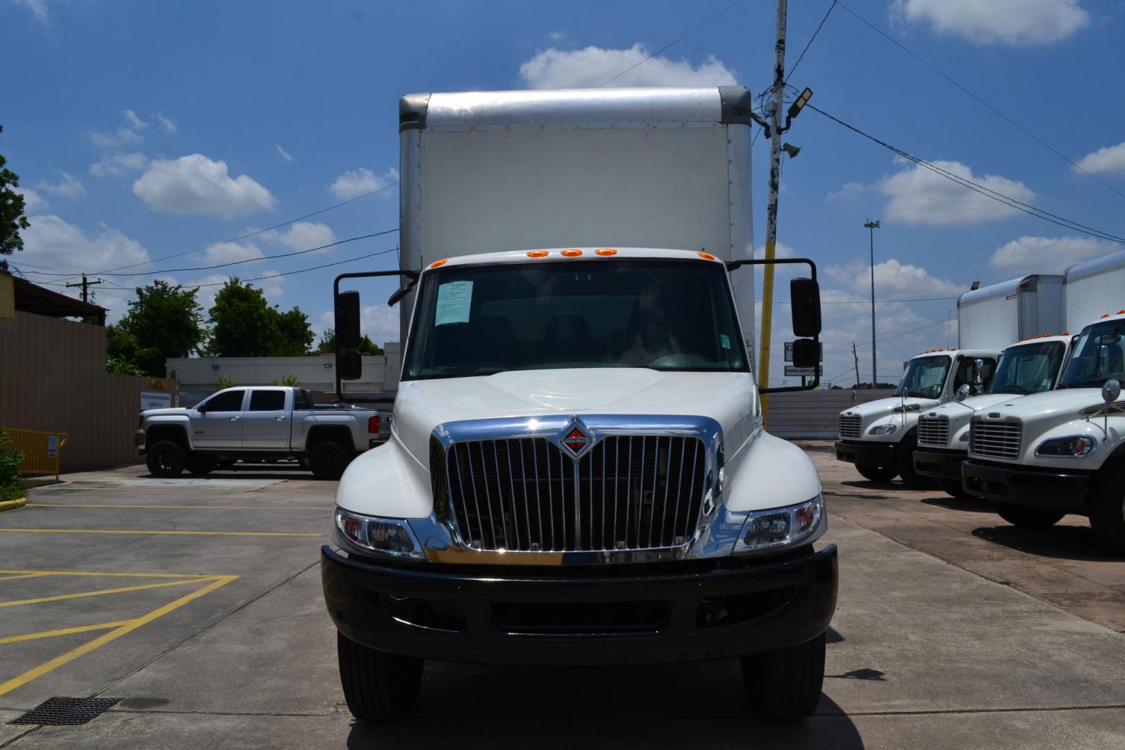 2017 WHITE /BLACK INTERNATIONAL 4300 (1HTMMMML8HH) with an CUMMINS ISB 6.7L 240HP engine, ALLISON 2200RDS AUTOMATIC transmission, located at 9172 North Fwy, Houston, TX, 77037, (713) 910-6868, 29.887470, -95.411903 - 25,999 LB GVWR NON CDL, MORGAN 26 FT BOX, HEIGHT 103" X WIDTH 102", WALTCO 3,000 LB ALUMINUM LIFT GATE, 90 GALLON FUEL TANK, POWER WINDOWS & LOCKS, AIR RIDE SUSPENSION, - Photo#1